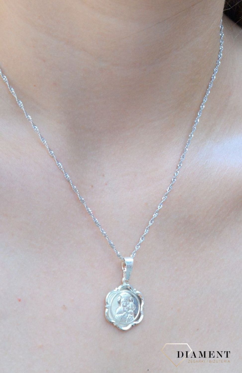 Medalik srebrny z Maryją i dzieciątkiem DIA-ZAW-6294-925. Medalik Święty. Zawieszka medalik. Medalik z Maryją z dzieciątkiem. Medalik idealny na chrzest, bierzmowanie, I Komunię Św. Medalik ide (2).jpg