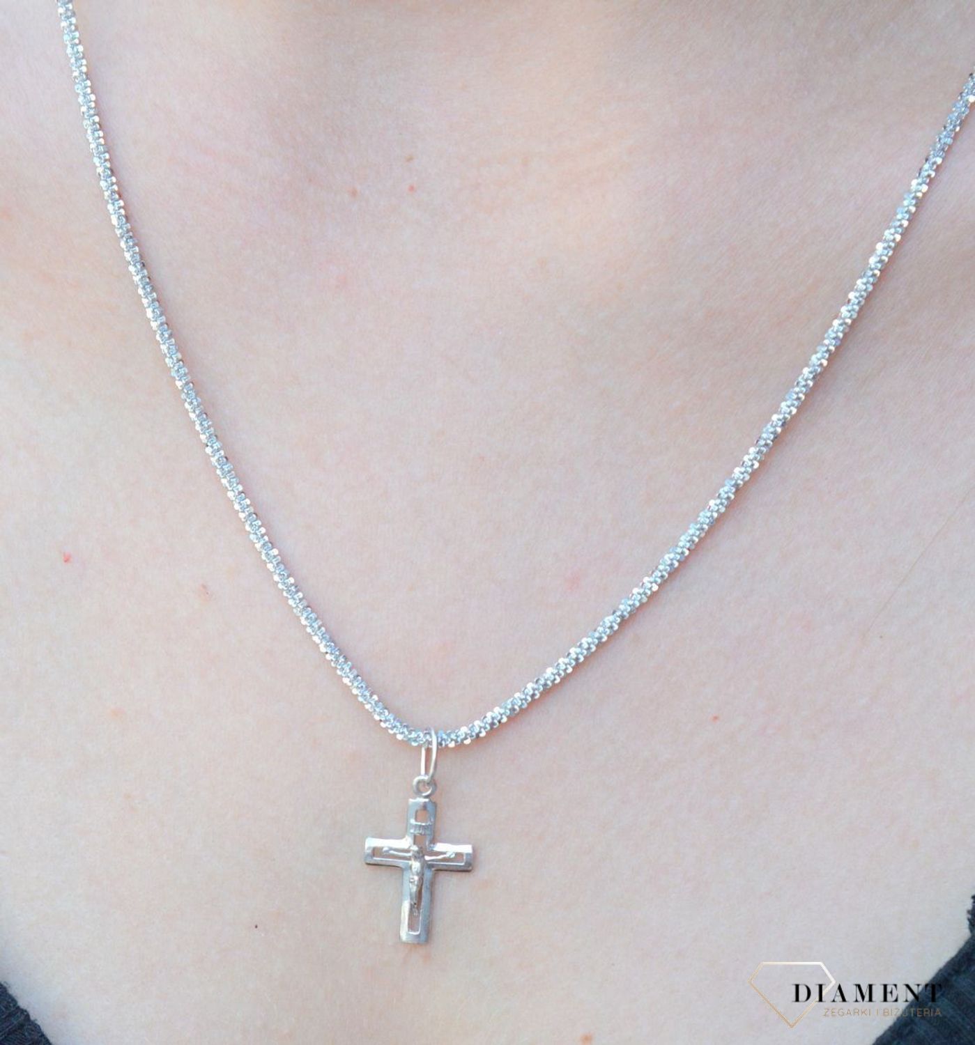 Srebrna zawieszka 925 krzyżyk z Jezusem DIA-ZAW-6341-925. Srebrna zawieszka krzyżyk. Srebrny krzyżyk z Jezusem. Srebrna zawieszka krzyżyk klasyczna. Klasyczna zawieszka krzyżyk. Idealna zawieszka na prezent..jpg