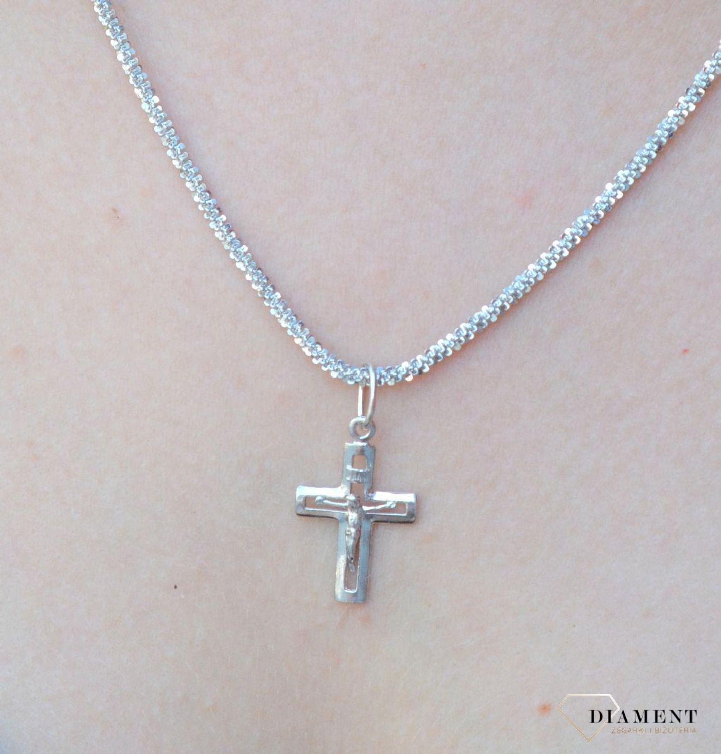 Srebrna zawieszka 925 krzyżyk z Jezusem DIA-ZAW-6341-925. Srebrna zawieszka krzyżyk. Srebrny krzyżyk z Jezusem. Srebrna zawieszka krzyżyk klasyczna. Klasyczna zawieszka krzyżyk. Idealna zawieszka na prezent..jpg