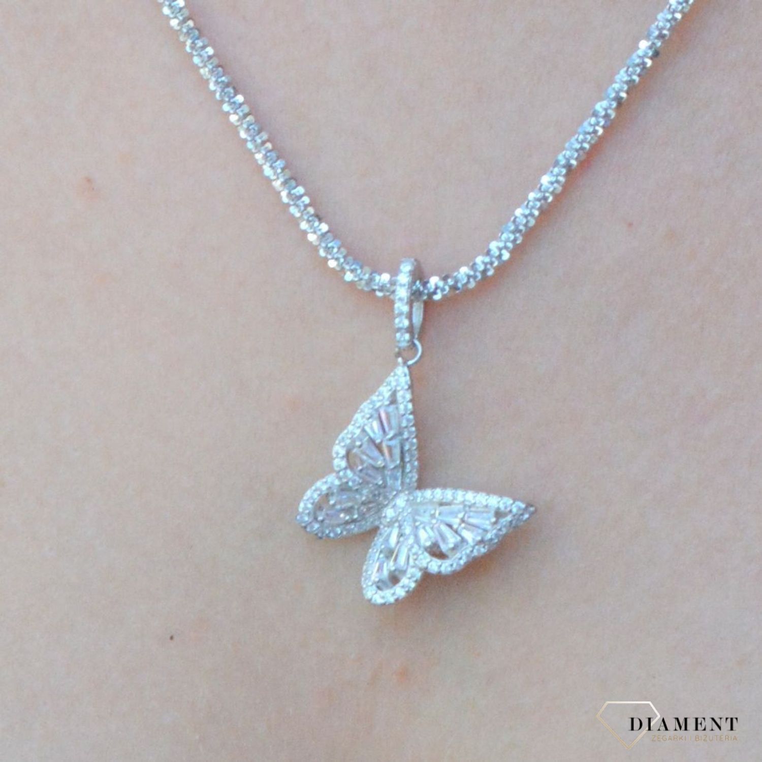 Zawieszka srebrna motylek wysadzony cyrkoniami DIA-ZAW-6349-925. Zawieszka srebrna motylek. zawieszka srebrna damska, dziecięca. zawieszka motylek z cyrkoniami. zawieszka motylek idealna na prezent..jpg
