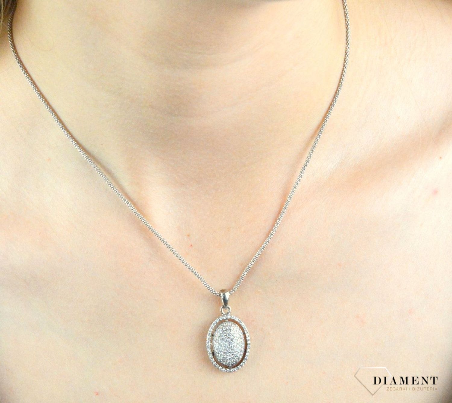 Zawieszka srebrna owalna z drobnymi cyrkoniami DIA-ZAW-6356-925.  Zawieszka srebrna wysadzona cyrkoniami. Zawieszka srebrna owalna. Zawieszka srebrna damska.jpg