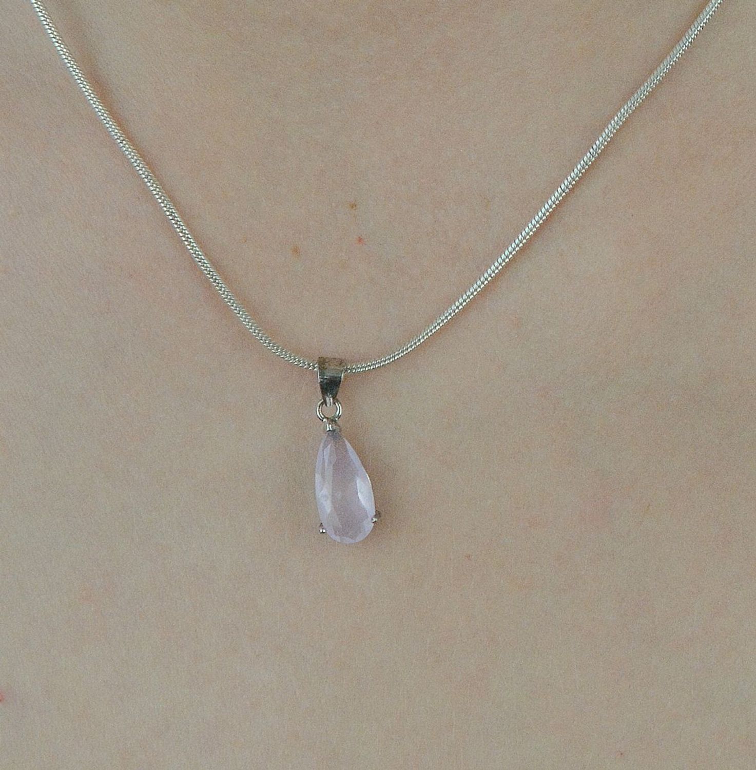 Zawieszka srebrna 'Różowy migdałek' DIA-ZAW-6358-925. Zawieszka srebrna. Zawieszka z różowym migdałkiem. Zawieszka srebrna różowa. Zawieszka z kryształkiem. Zawieszka id.jpg