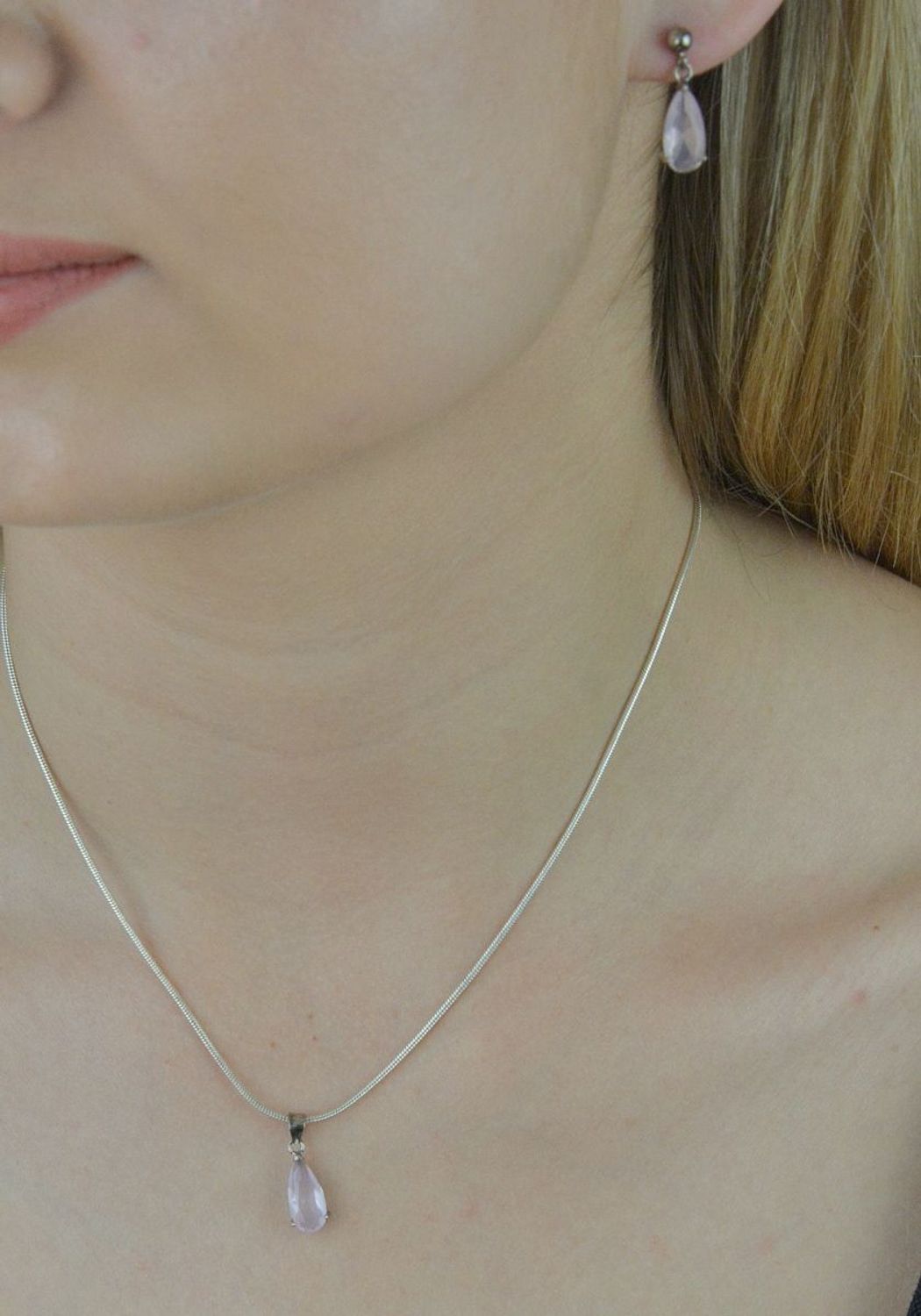 Zawieszka srebrna 'Różowy migdałek' DIA-ZAW-6358-925. Zawieszka srebrna. Zawieszka z różowym migdałkiem. Zawieszka srebrna różowa. Zawieszka z kryształkiem. Zawieszka id.jpg