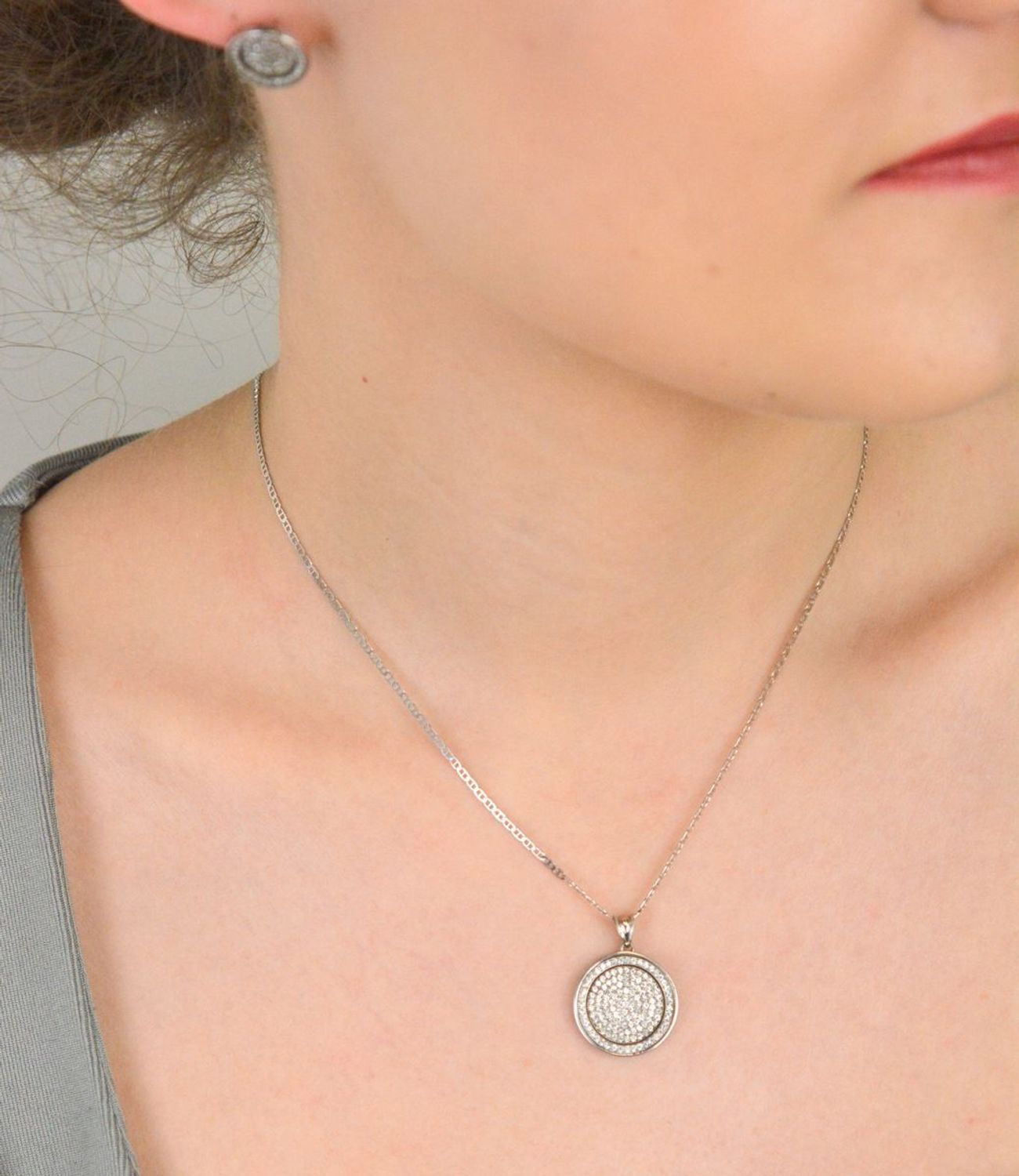 Zawieszka srebrna okrągła zdobiona cyrkoniami próba 925, DIA-ZAW-6363-925 Piękna zawieszka w kształcie okręgu, wykonana z srebra próby 925, ozdobiona cyrkoniami, które subtelnie migoczą 1.jpg