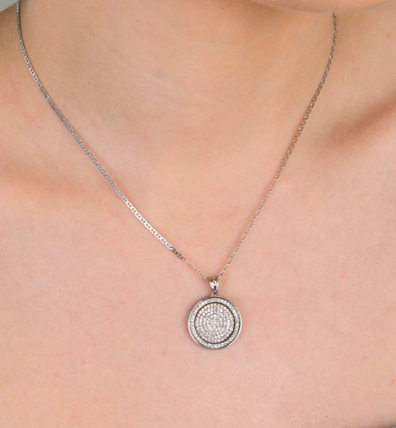 Zawieszka srebrna okrągła zdobiona cyrkoniami próba 925, DIA-ZAW-6363-925 Piękna zawieszka w kształcie okręgu, wykonana z srebra próby 925, ozdobiona cyrkoniami, które subtelnie migoczą 1.jpg