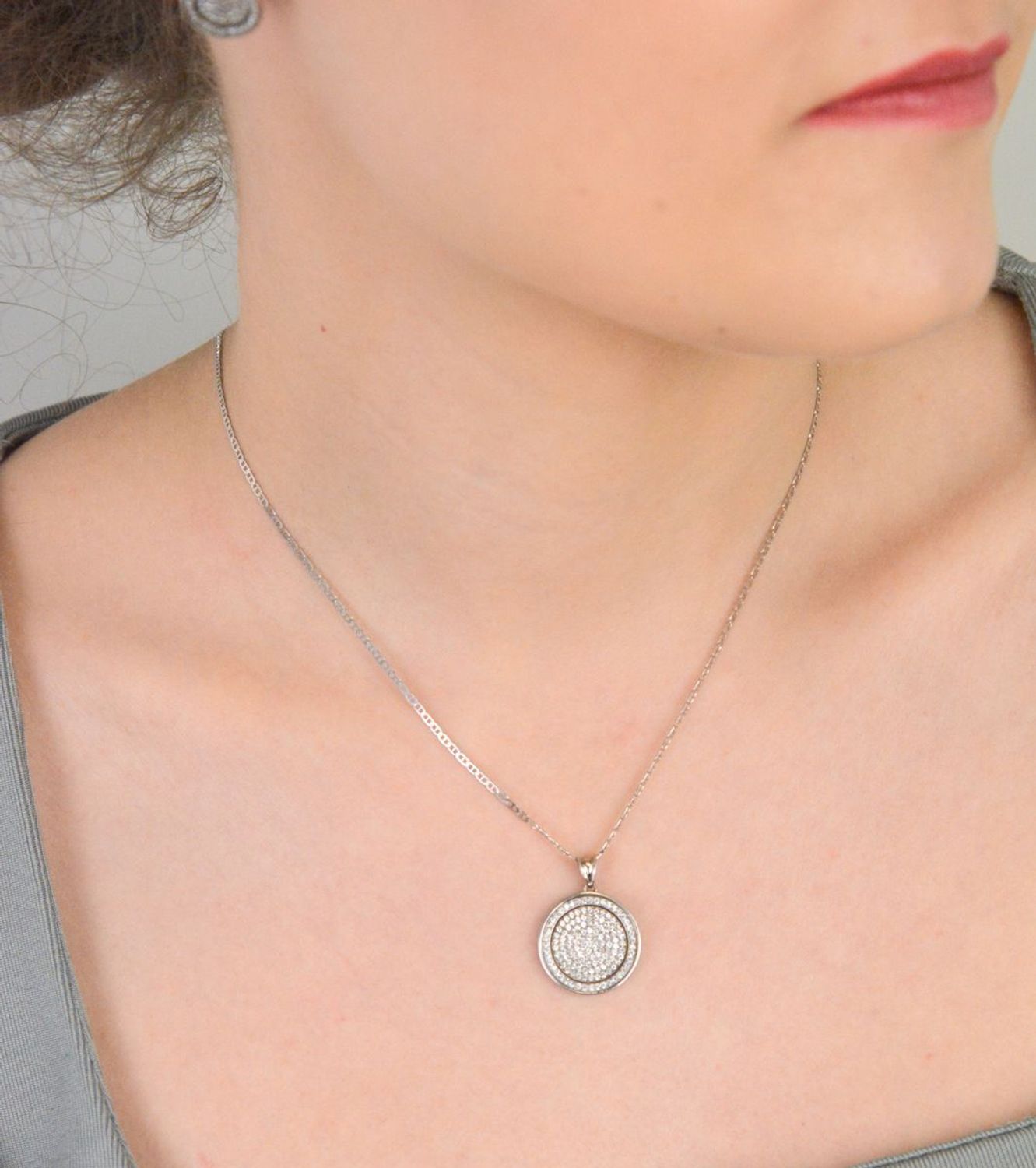 Zawieszka srebrna okrągła zdobiona cyrkoniami próba 925, DIA-ZAW-6363-925 Piękna zawieszka w kształcie okręgu, wykonana z srebra próby 925, ozdobiona cyrkoniami, które subtelnie migoczą 1.jpg