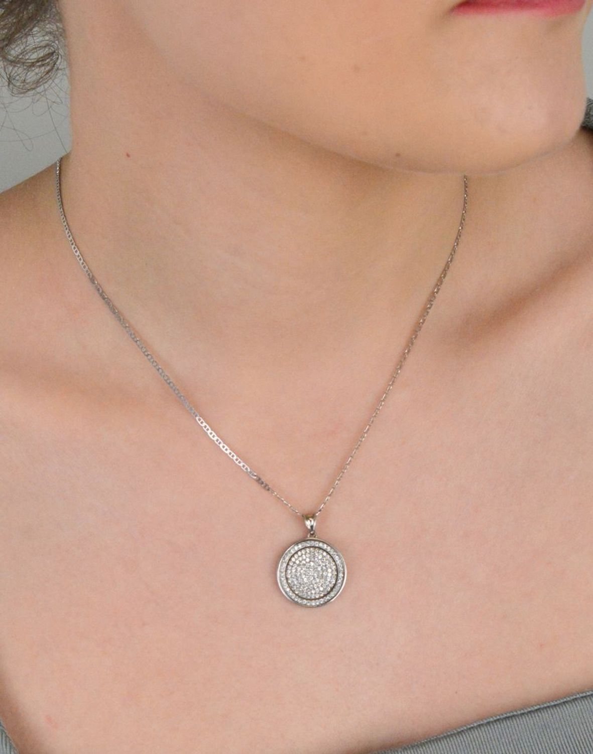 Zawieszka srebrna okrągła zdobiona cyrkoniami próba 925, DIA-ZAW-6363-925 Piękna zawieszka w kształcie okręgu, wykonana z srebra próby 925, ozdobiona cyrkoniami, które subtelnie migoczą 1.jpg