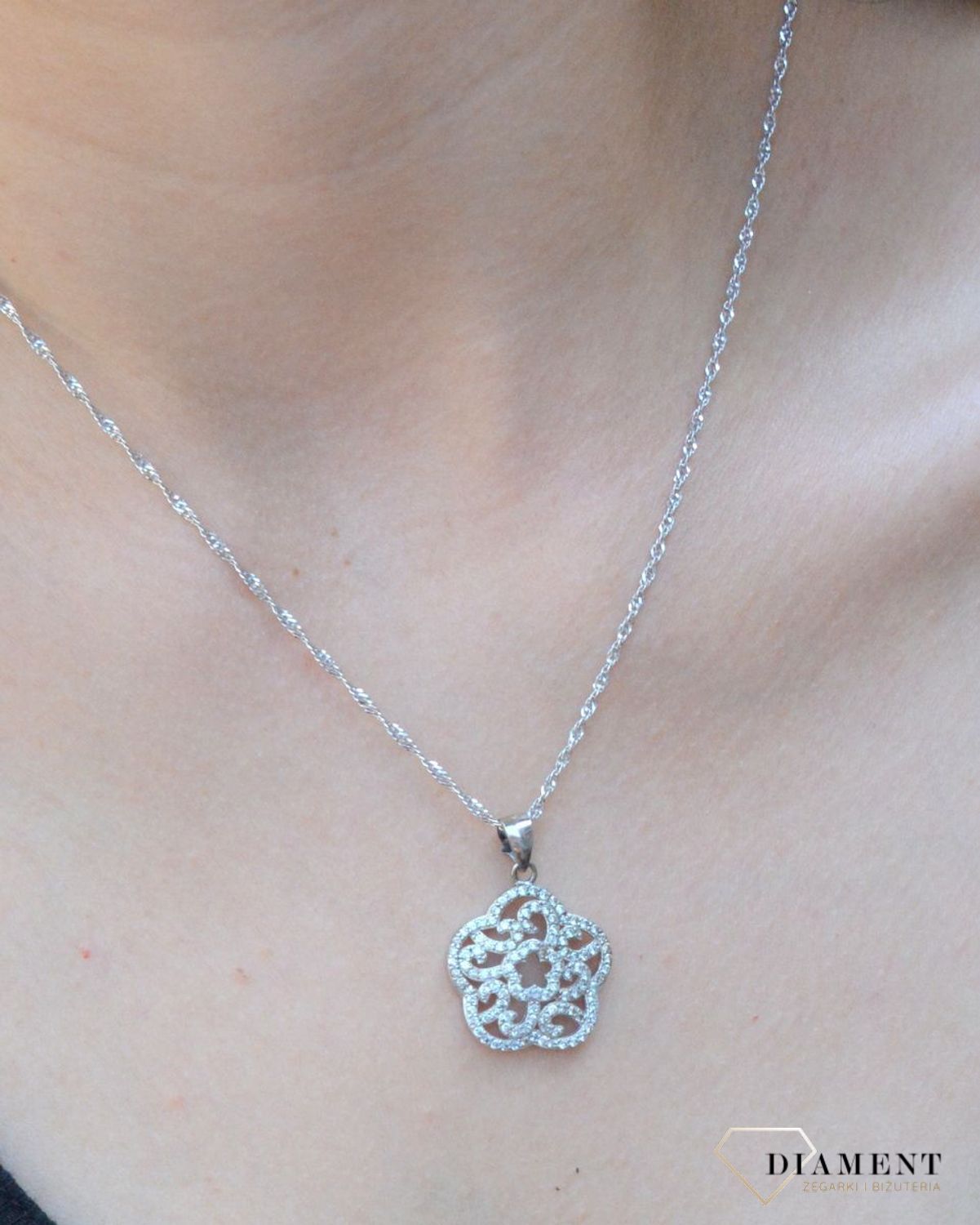 Zawieszka srebrna 'Kwiatek w cyrkoniach' DIA-ZAW-6364-925. Zawieszka srebrna wysadzona cyrkoniami. Zawieszka srebrna Kwiatek. Zawieszka srebrna damska. Zawieszka srebrna dla każdej kobiety..jpg