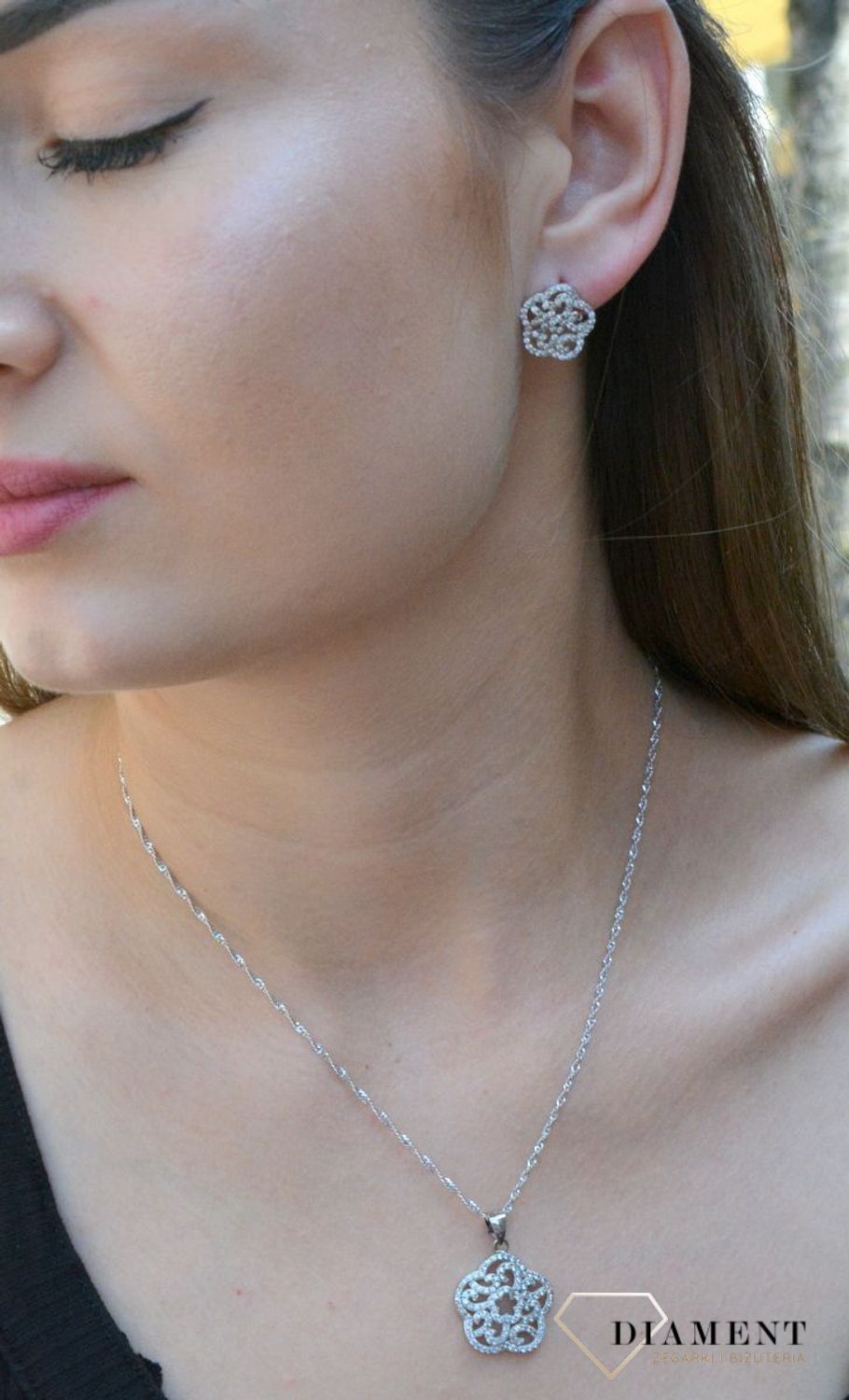 Zawieszka srebrna 'Kwiatek w cyrkoniach' DIA-ZAW-6364-925. Zawieszka srebrna wysadzona cyrkoniami. Zawieszka srebrna Kwiatek. Zawieszka srebrna damska. Zawieszka srebrna dla każdej kobiety..jpg