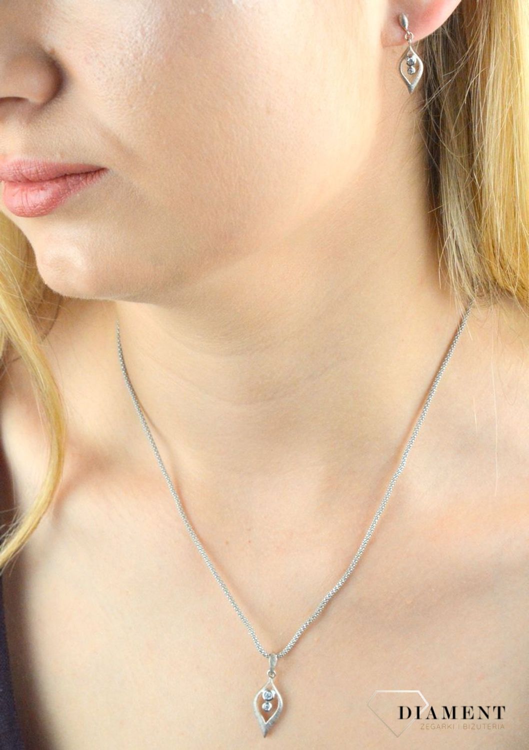Zawieszka srebrna z cyrkoniami DIA-ZAW-6365-925. Zawieszka srebrna z cyrkoniami. Zawieszka srebrna matowa. Zawieszka srebrna damska. Zawieszka srebrna dla każdej kobiet.jpg