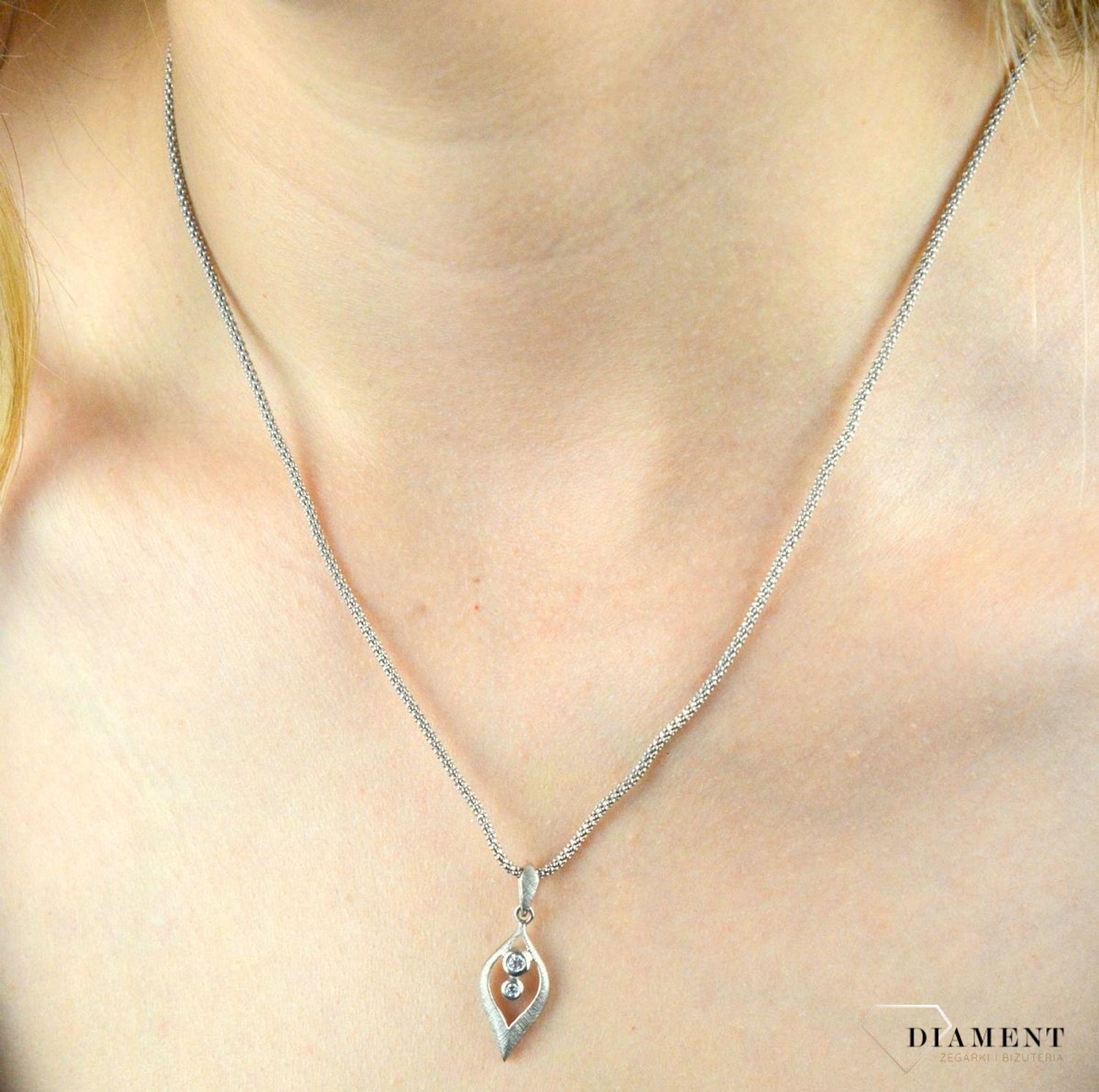 Zawieszka srebrna z cyrkoniami DIA-ZAW-6365-925. Zawieszka srebrna z cyrkoniami. Zawieszka srebrna matowa. Zawieszka srebrna damska. Zawieszka srebrna dla każdej kobiet.jpg