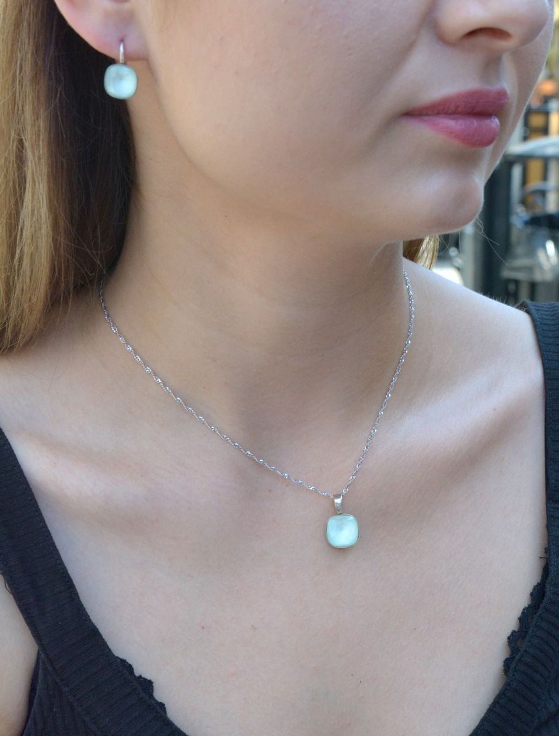 Zawieszka srebrna seledynowy kryształek DIA-ZAW-6366-925. Zawieszka damska srebrna. Zawieszka srebrna z kryształkiem. Zawieszka srebrna seledynowy kwadracik. Zawieszka srebrna.jpg