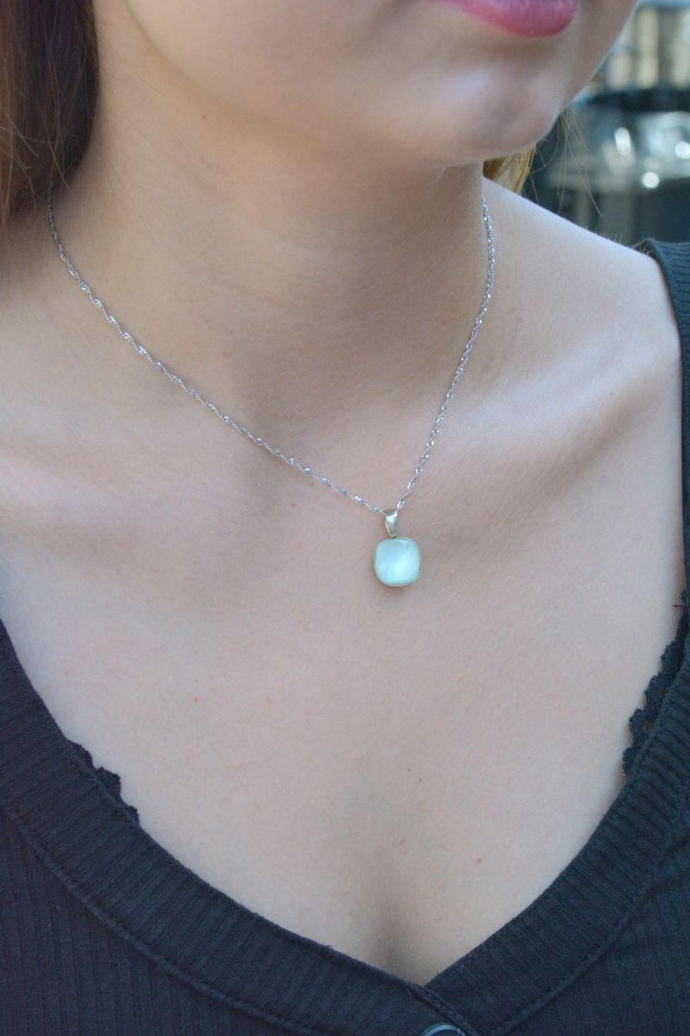 Zawieszka srebrna seledynowy kryształek DIA-ZAW-6366-925. Zawieszka damska srebrna. Zawieszka srebrna z kryształkiem. Zawieszka srebrna seledynowy kwadracik. Zawieszka srebrna.jpg