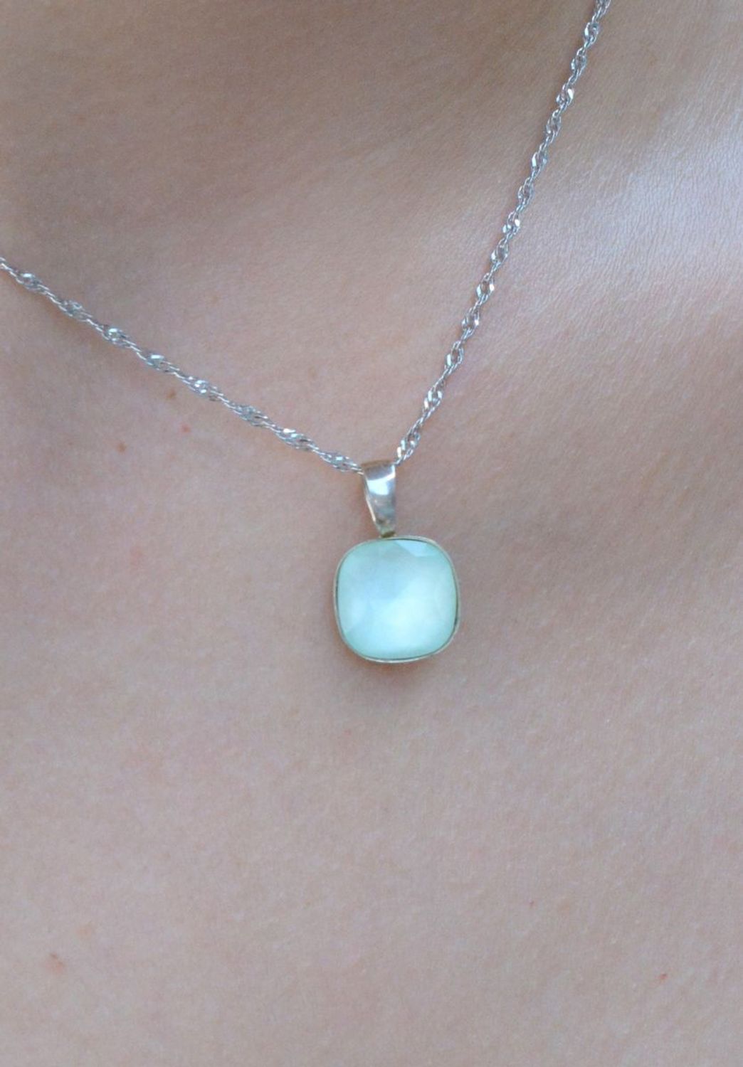 Zawieszka srebrna seledynowy kryształek DIA-ZAW-6366-925. Zawieszka damska srebrna. Zawieszka srebrna z kryształkiem. Zawieszka srebrna seledynowy kwadracik. Zawieszka srebrna.jpg