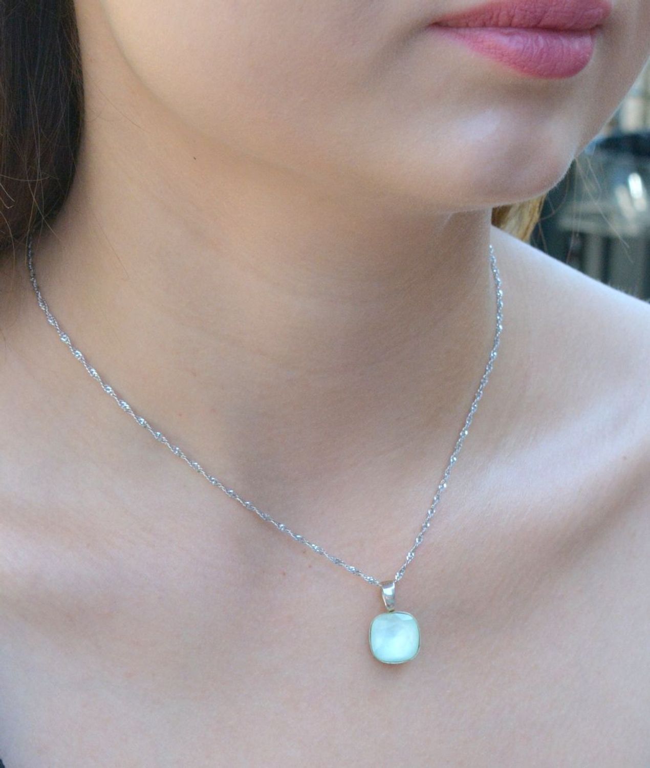 Zawieszka srebrna seledynowy kryształek DIA-ZAW-6366-925. Zawieszka damska srebrna. Zawieszka srebrna z kryształkiem. Zawieszka srebrna seledynowy kwadracik. Zawieszka srebrna.jpg