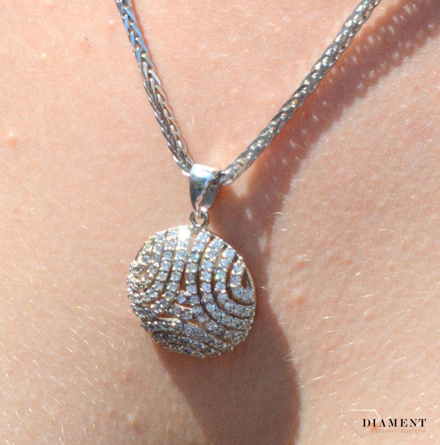 Zawieszka srebrna okrągła wysadzona cyrkoniami DIA-ZAW-6367-925.  Zawieszka srebrna wysadzona cyrkoniami. Zawieszka srebrna okrągła. Zawieszka srebrna damska. Zawieszka srebrna dla każde.jpg