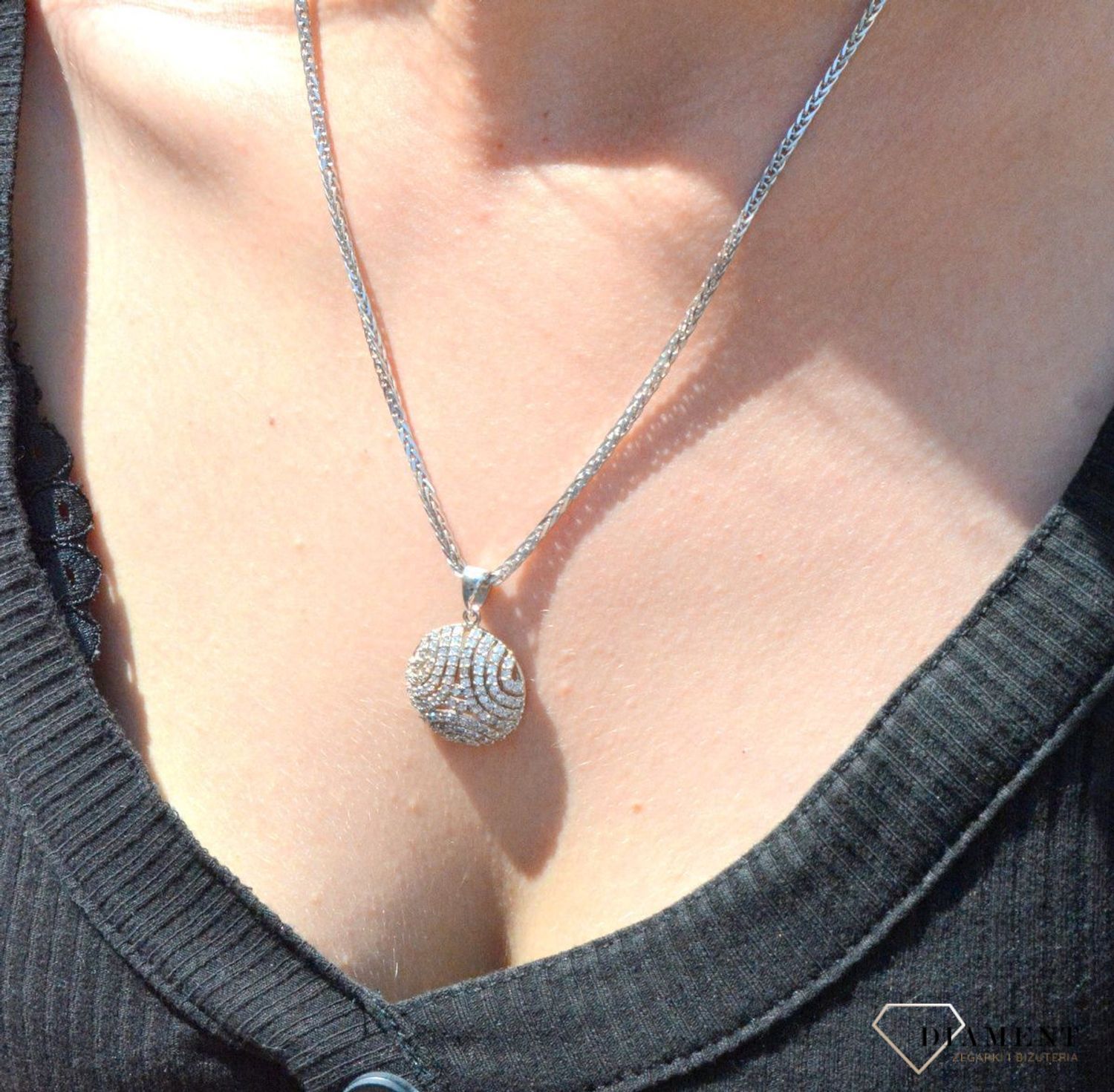 Zawieszka srebrna okrągła wysadzona cyrkoniami DIA-ZAW-6367-925.  Zawieszka srebrna wysadzona cyrkoniami. Zawieszka srebrna okrągła. Zawieszka srebrna damska. Zawieszka srebrna dla każde.jpg