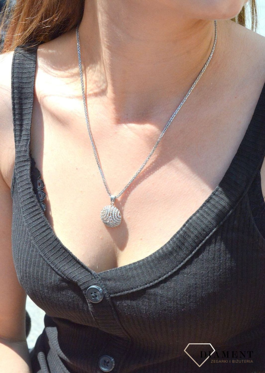 Zawieszka srebrna okrągła wysadzona cyrkoniami DIA-ZAW-6367-925.  Zawieszka srebrna wysadzona cyrkoniami. Zawieszka srebrna okrągła. Zawieszka srebrna damska. Zawieszka srebrna dla każde.jpg