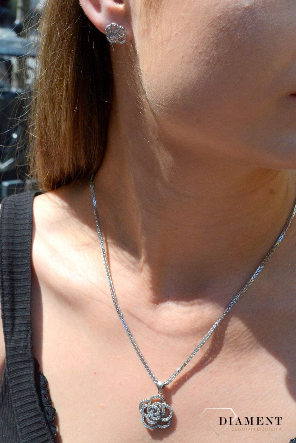 Zawieszka srebrna z cyrkoniami Róża DIA-ZAW-6368-925. Zawieszka srebrna wysadzona cyrkoniami. Zawieszka srebrna Róża. Zawieszka srebrna damska. Zawieszka srebrna d.jpg