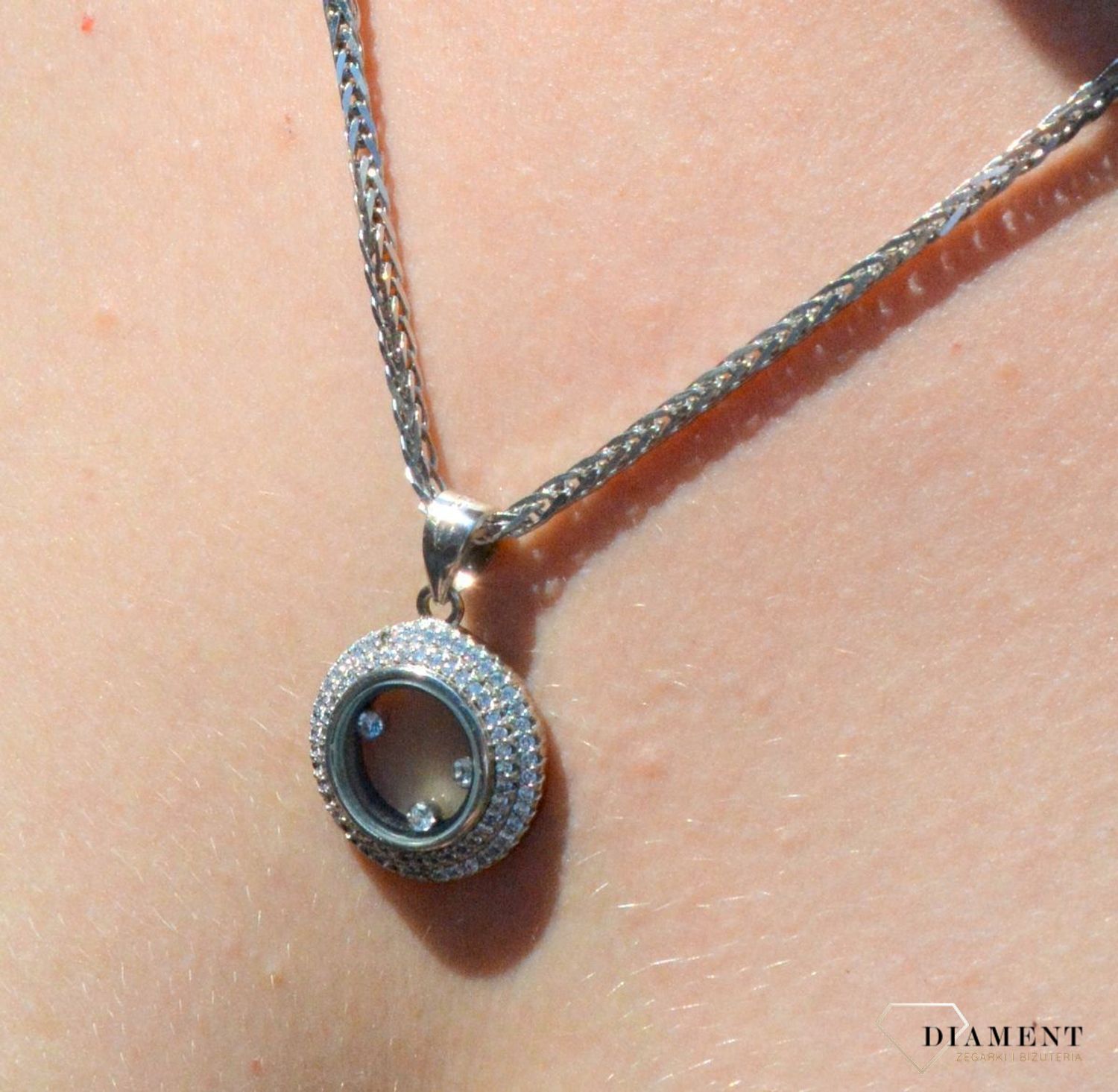 Srebrna zawieszka z cyrkoniami w kółku DIA-ZAW-6369-925. Zawieszka srebrna okrągła. zawieszka srebrna z cyrkoniami. Zawieszka srebrna damska.jpg