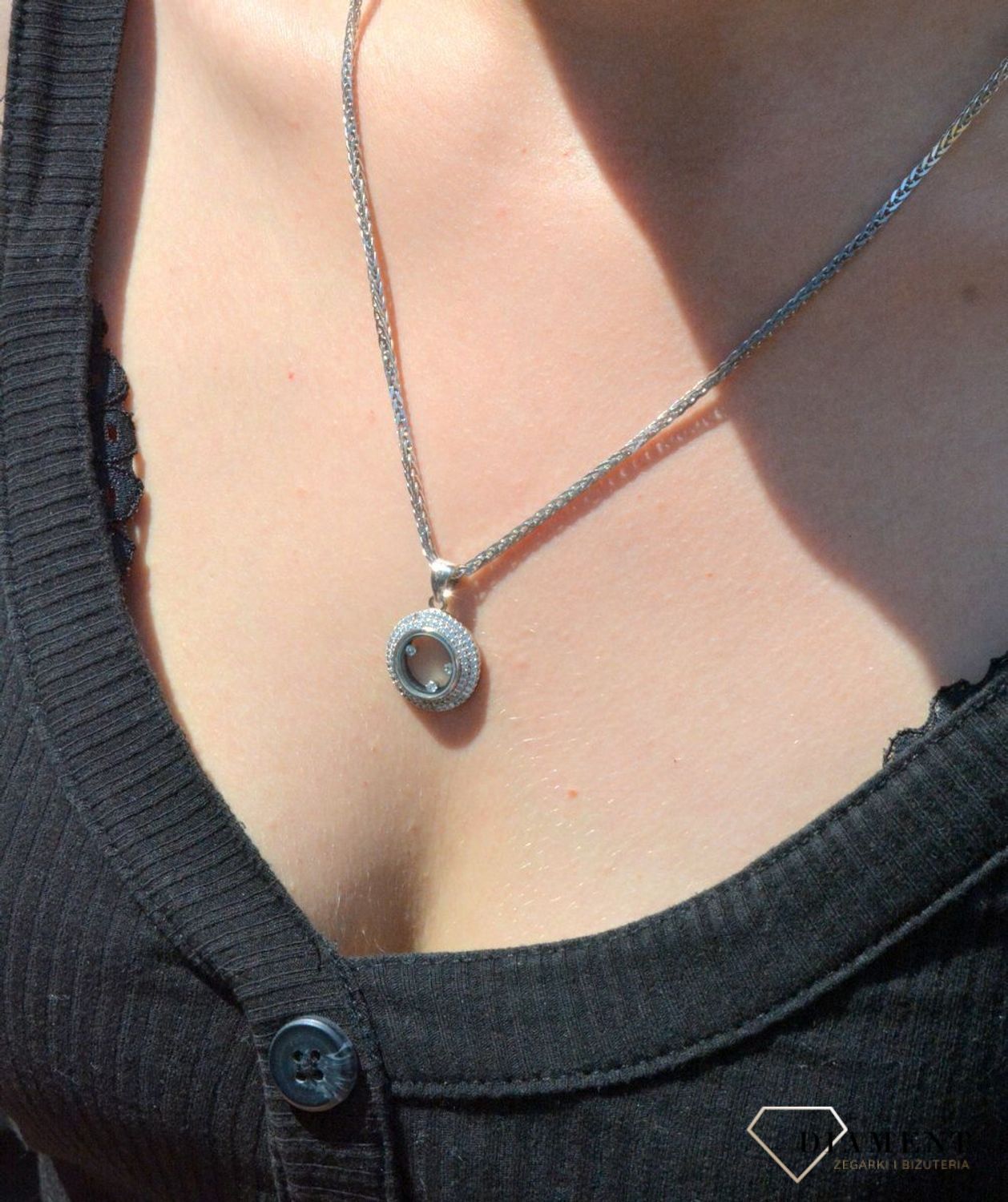 Srebrna zawieszka z cyrkoniami w kółku DIA-ZAW-6369-925. Zawieszka srebrna okrągła. zawieszka srebrna z cyrkoniami. Zawieszka srebrna damska.jpg