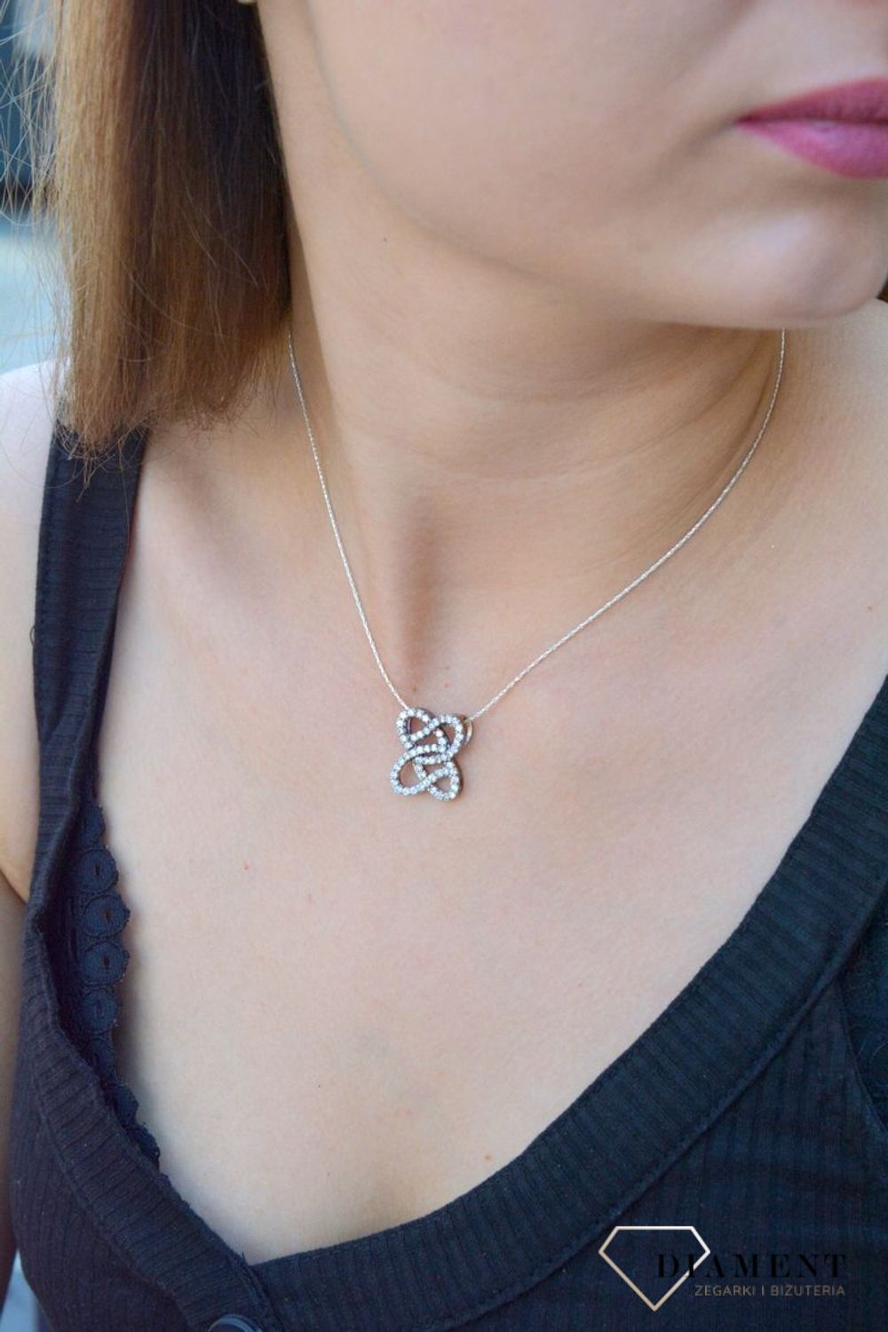 Zawieszka srebrna wysadzana cyrkoniami DIA-ZAW-6370-925.  Zawieszka srebrna wysadzona cyrkoniami. Zawieszka srebrna nietypowa. Zawieszka srebrna damska. Zawieszka srebrna dla każdej kobie.jpg