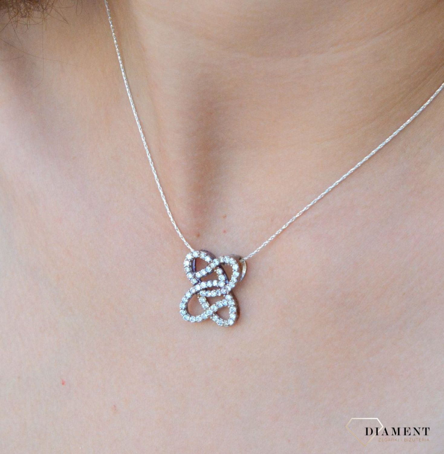 Zawieszka srebrna wysadzana cyrkoniami DIA-ZAW-6370-925.  Zawieszka srebrna wysadzona cyrkoniami. Zawieszka srebrna nietypowa. Zawieszka srebrna damska. Zawieszka srebrna dla każdej kobie.jpg