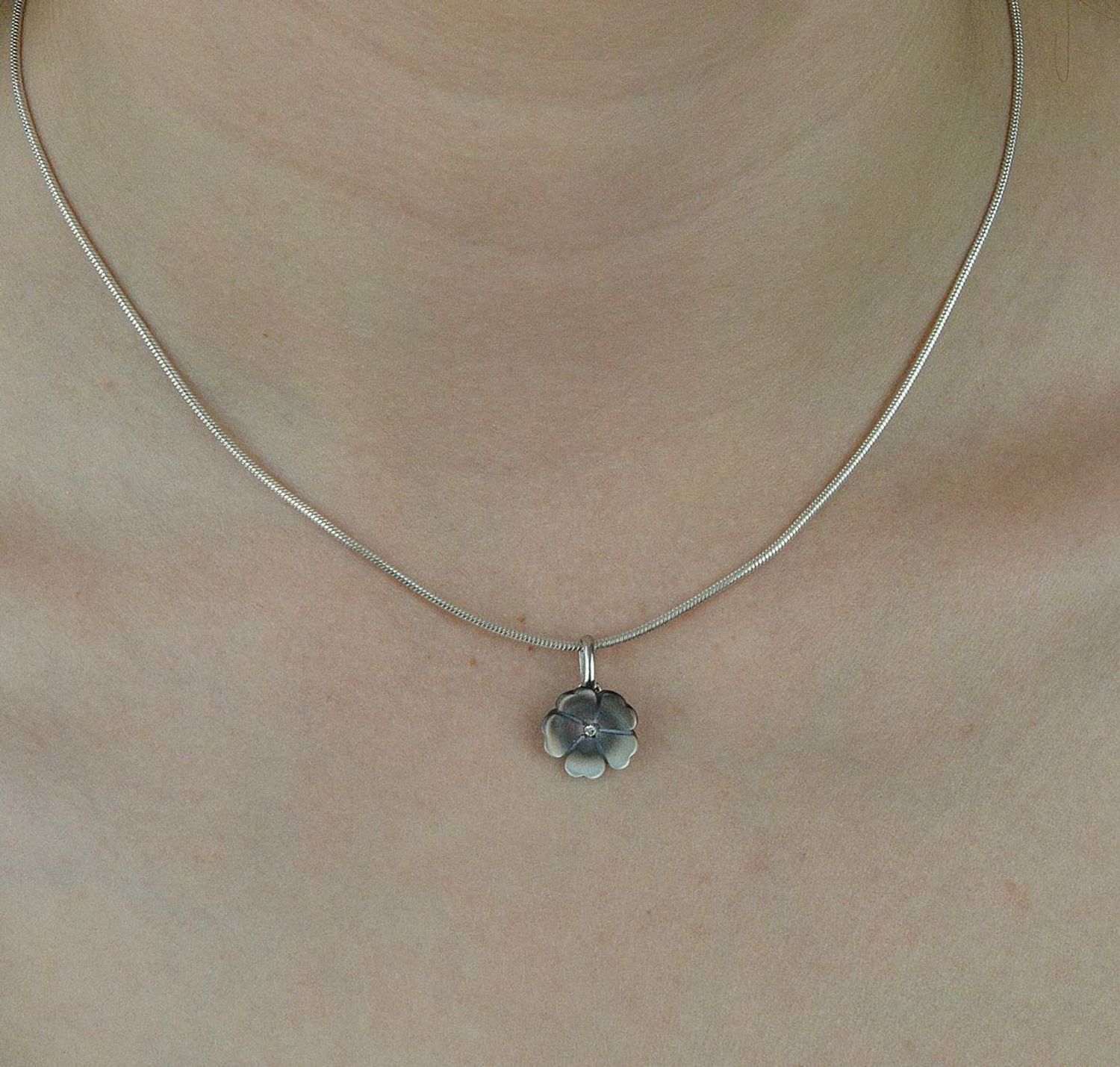 Zawieszka srebrna kwiatek z masy perłowej DIA-ZAW-6371-925. Zawieszka srebrna z cyrkonią. Zawieszka kwiatek. Zawieszka z masy perłowej. Zawieszka idealna na prezent. Zawie.jpg