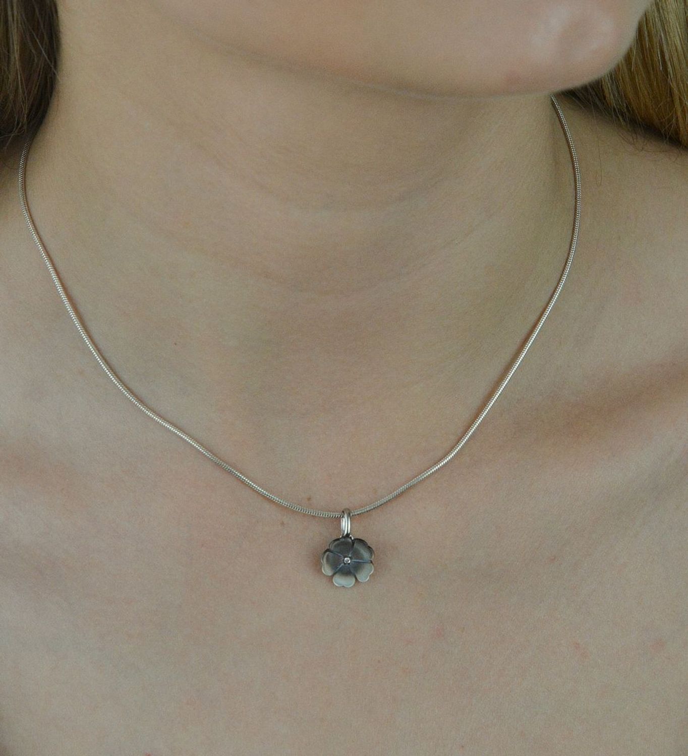 Zawieszka srebrna kwiatek z masy perłowej DIA-ZAW-6371-925. Zawieszka srebrna z cyrkonią. Zawieszka kwiatek. Zawieszka z masy perłowej. Zawieszka idealna na prezent. Zawie.jpg