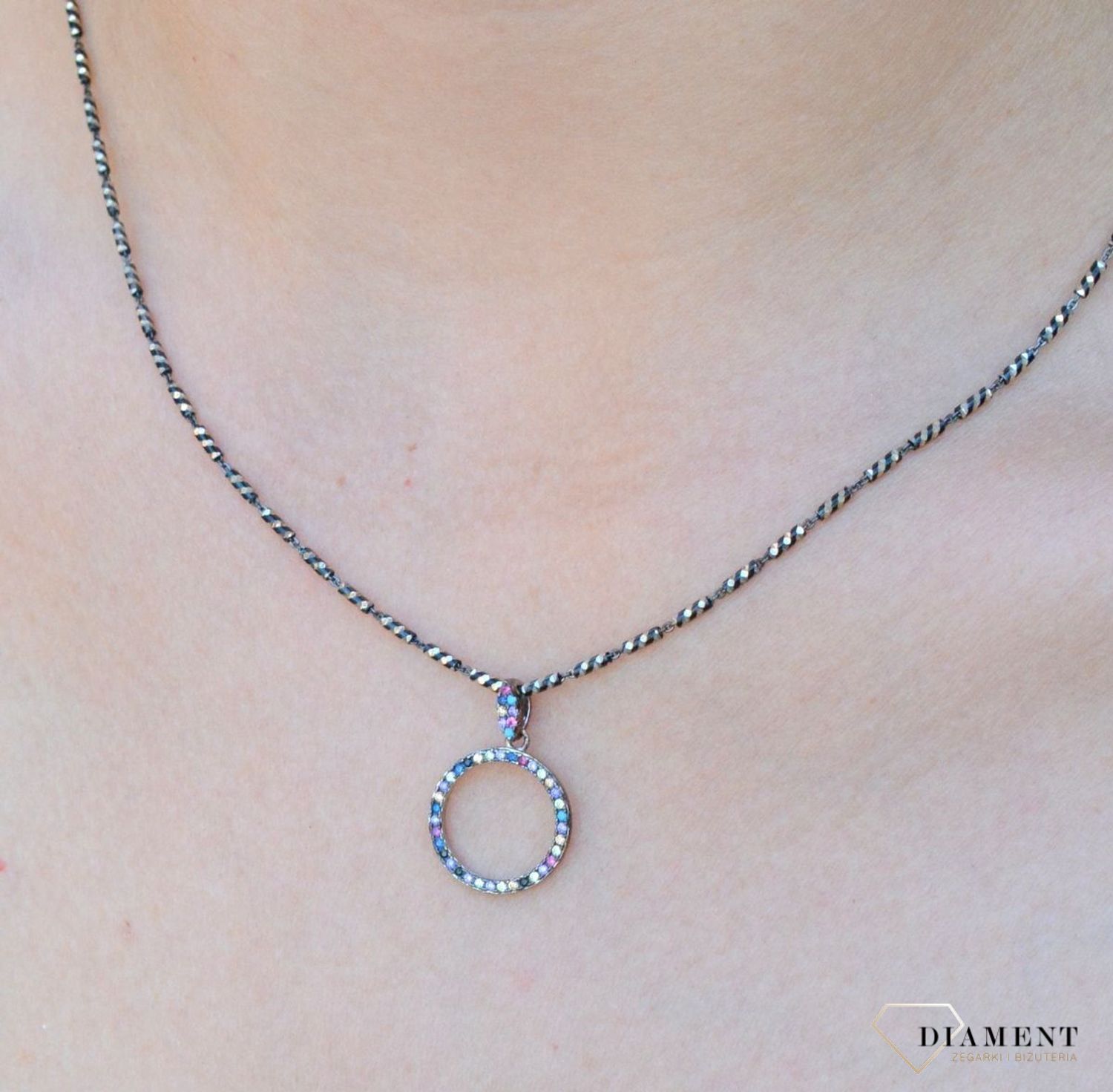 Zawieszka srebrna kolorowe cyrkonie kółeczko DIA-ZAW-6372-925. Zawieszka damska srebrna. Zawieszka srebrna z cyrkoniami. Zawieszka srebrna kolorowe kółeczko. Zawieszka sreb.jpg