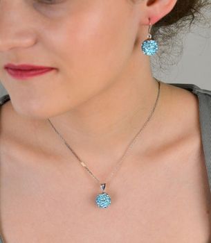 Zawieszka srebrne w niebieskie cyrkonie próba 925, DIA-ZAW-6373-925 Elegancka zawieszka srebrna wykonana z wysokiej jakości srebra próby 925, ozdobiona błyszczącymi niebieskimi cyrkoniami (2).JPG