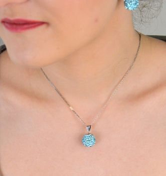 Zawieszka srebrne w niebieskie cyrkonie próba 925, DIA-ZAW-6373-925 Elegancka zawieszka srebrna wykonana z wysokiej jakości srebra próby 925, ozdobiona błyszczącymi niebieskimi cyrkoniami (3).JPG