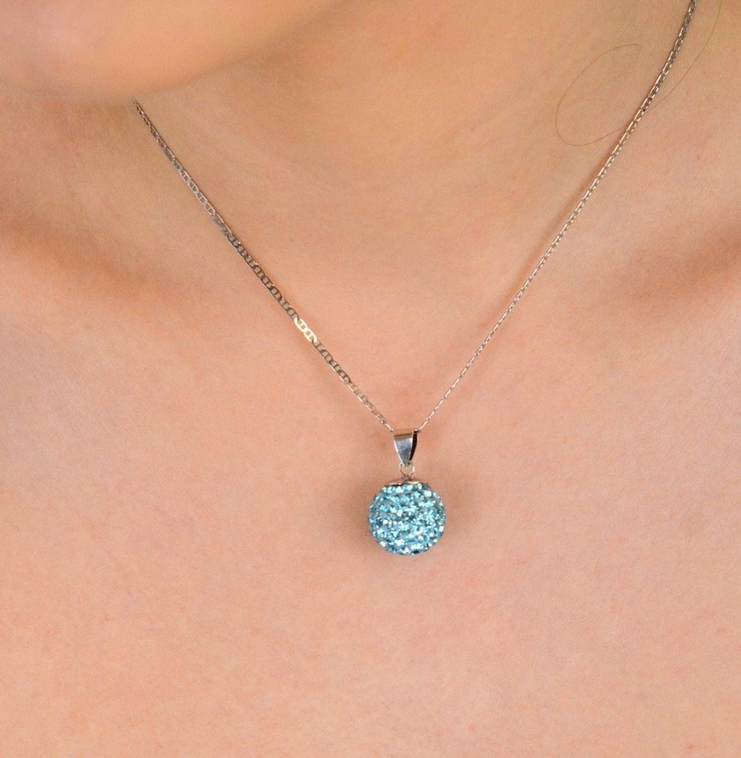 Zawieszka srebrne w niebieskie cyrkonie próba 925, DIA-ZAW-6373-925 Elegancka zawieszka srebrna wykonana z wysokiej jakości srebra próby 925, ozdobiona błyszczącymi niebieskimi cyrkoniami. 1.jpg