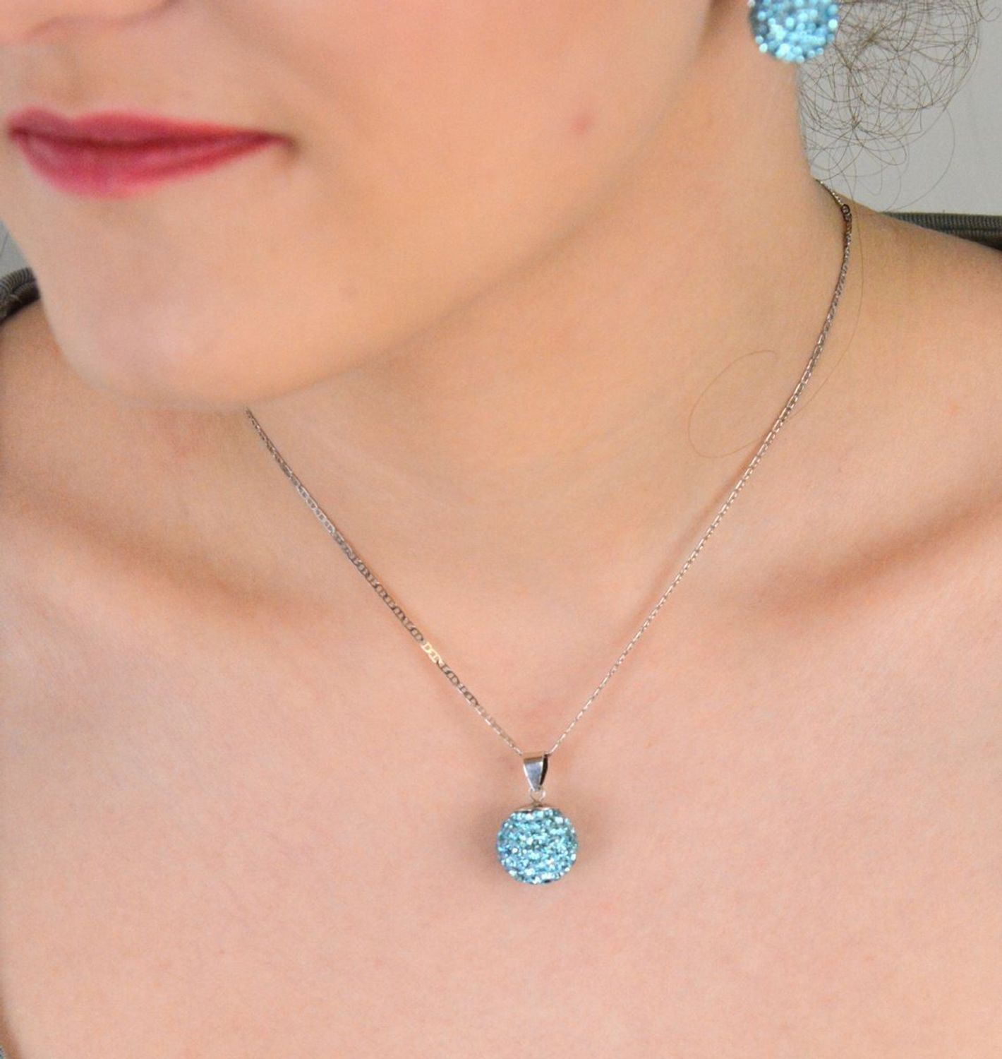 Zawieszka srebrne w niebieskie cyrkonie próba 925, DIA-ZAW-6373-925 Elegancka zawieszka srebrna wykonana z wysokiej jakości srebra próby 925, ozdobiona błyszczącymi niebieskimi cyrkoniami. 1.jpg