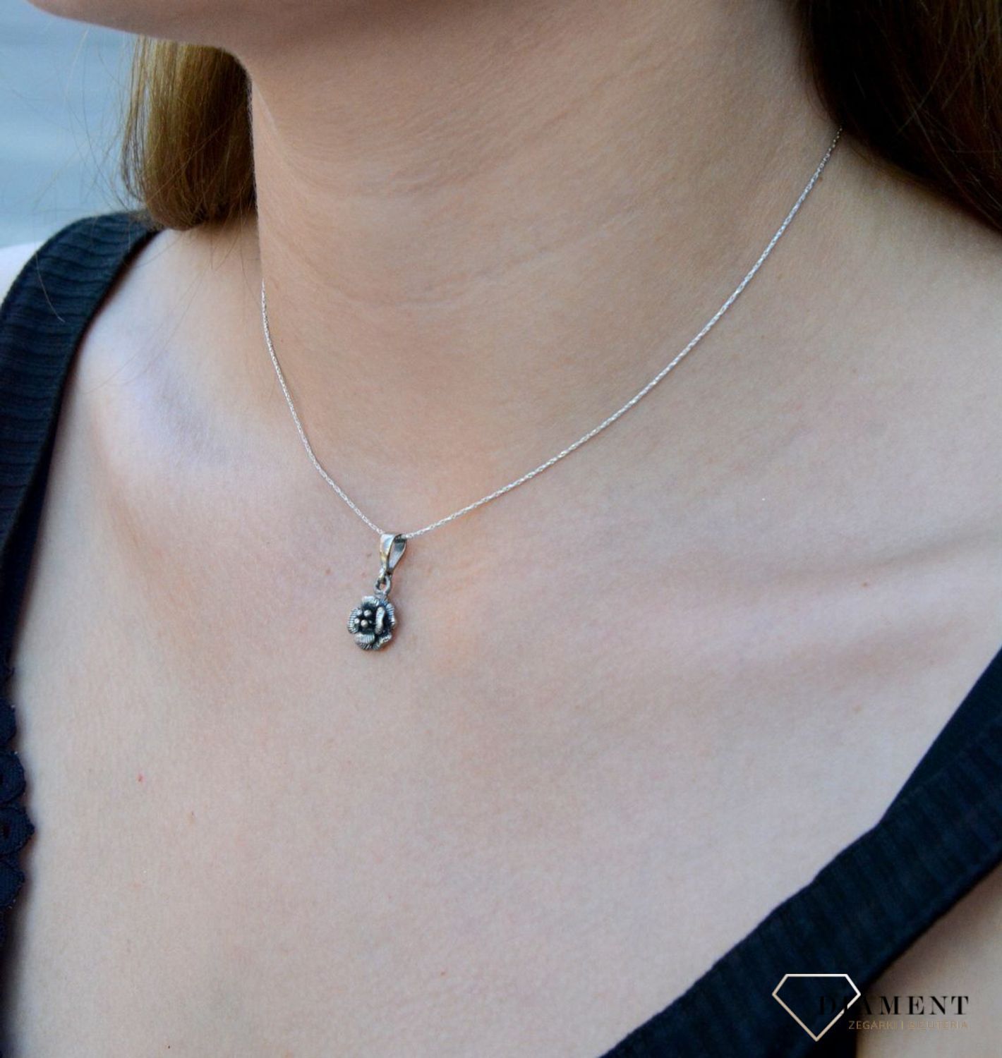 Zawieszka srebrna oksydowana kwiatek DIA-ZAW-6376-925. Zawieszka srebrna oksydowana. Zawieszka srebrna w kształcie kwiatka. Zawieszka srebrna damska. Zawieszka srebrna dla k.jpg