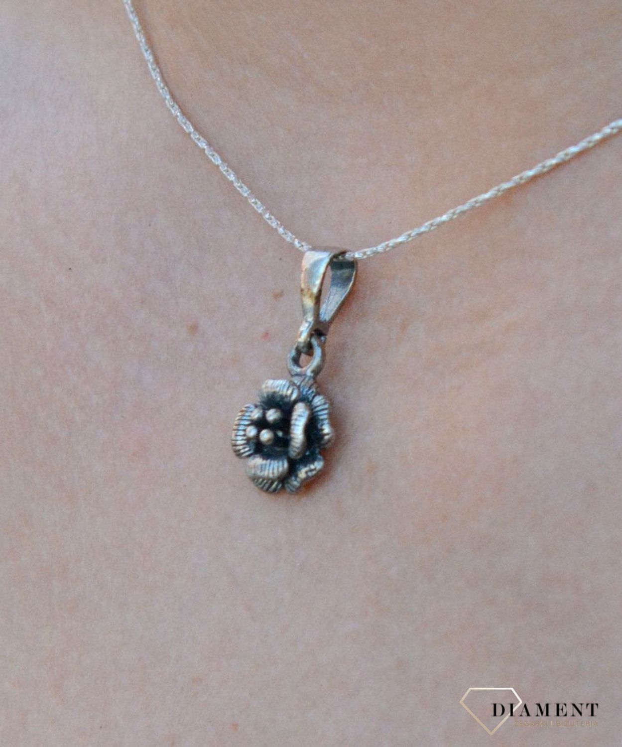 Zawieszka srebrna oksydowana kwiatek DIA-ZAW-6376-925. Zawieszka srebrna oksydowana. Zawieszka srebrna w kształcie kwiatka. Zawieszka srebrna damska. Zawieszka srebrna dla k.jpg