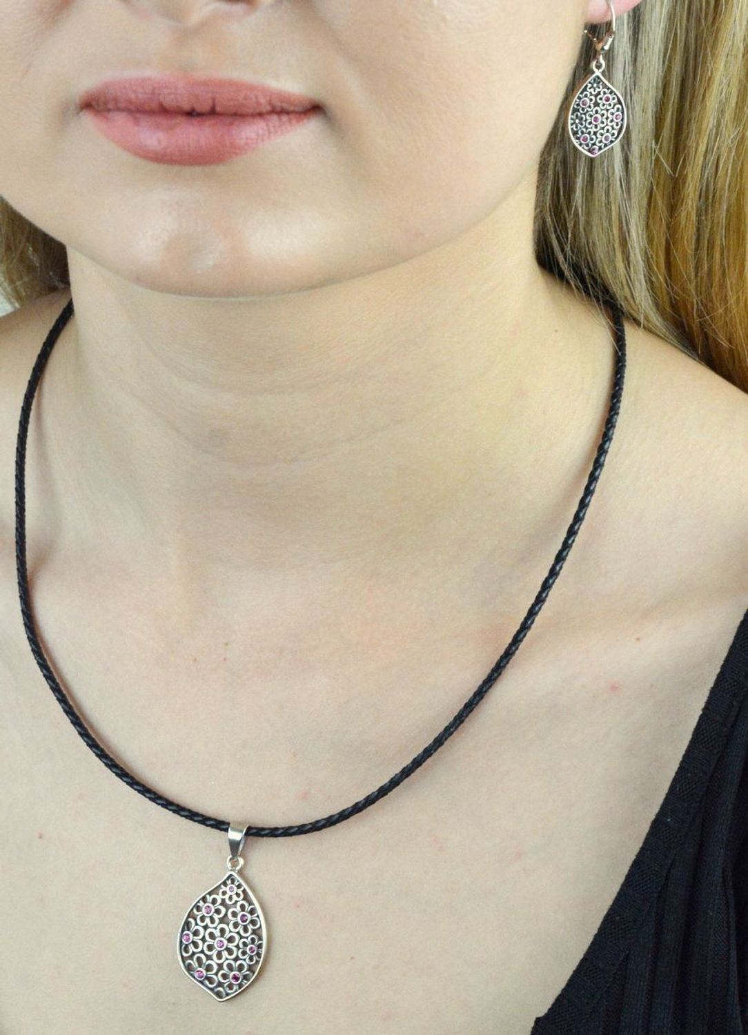 Zawieszka srebrna ażurowa z różowymi cyrkoniami DIA-ZAW-6379-925. Srebrna zawieszka o ażurowym wzorze.. Srebrna zawieszka z cyrkoniami. Srebrna zawieszka owalna z k.jpg