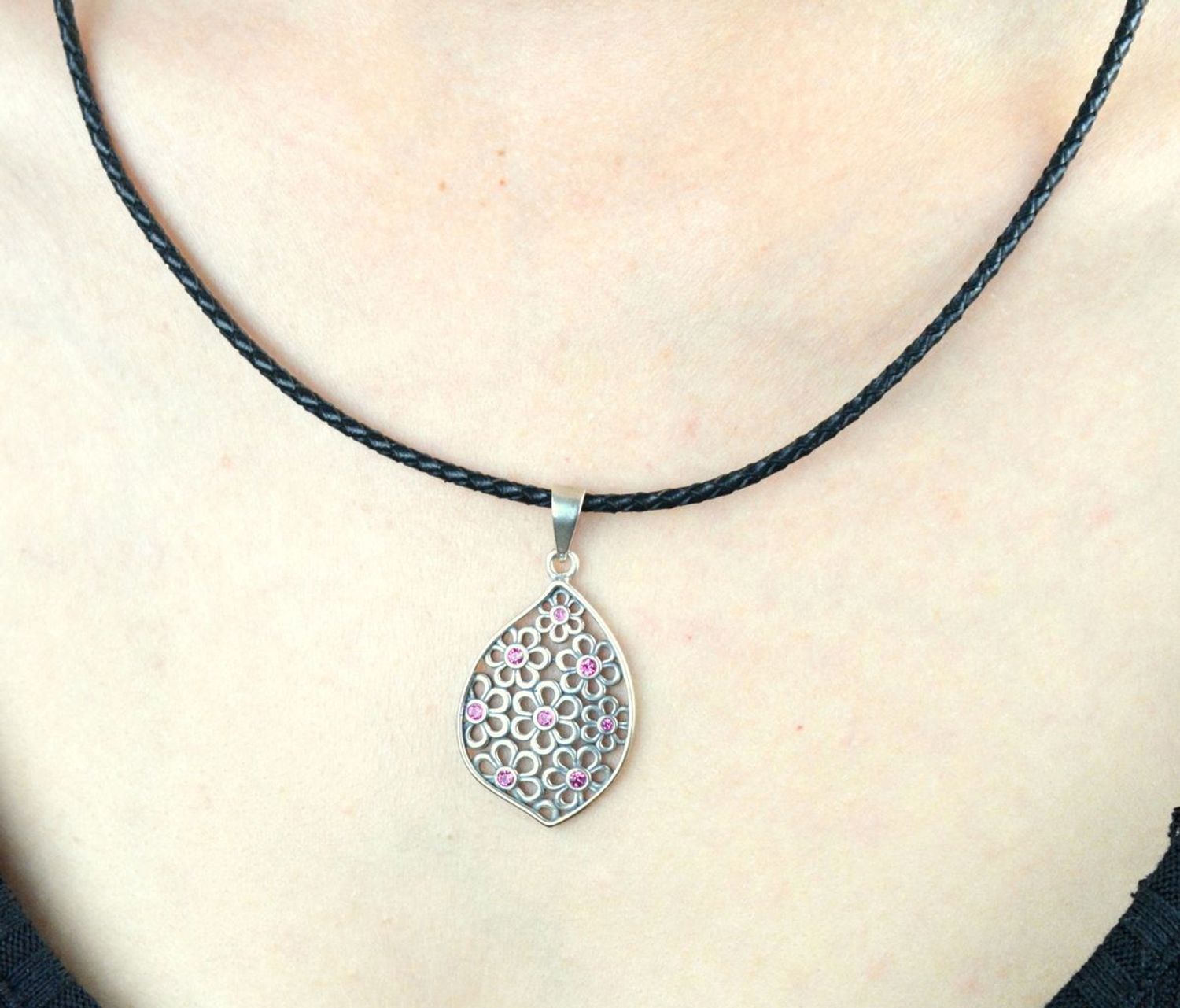 Zawieszka srebrna ażurowa z różowymi cyrkoniami DIA-ZAW-6379-925. Srebrna zawieszka o ażurowym wzorze.. Srebrna zawieszka z cyrkoniami. Srebrna zawieszka owalna z k.jpg