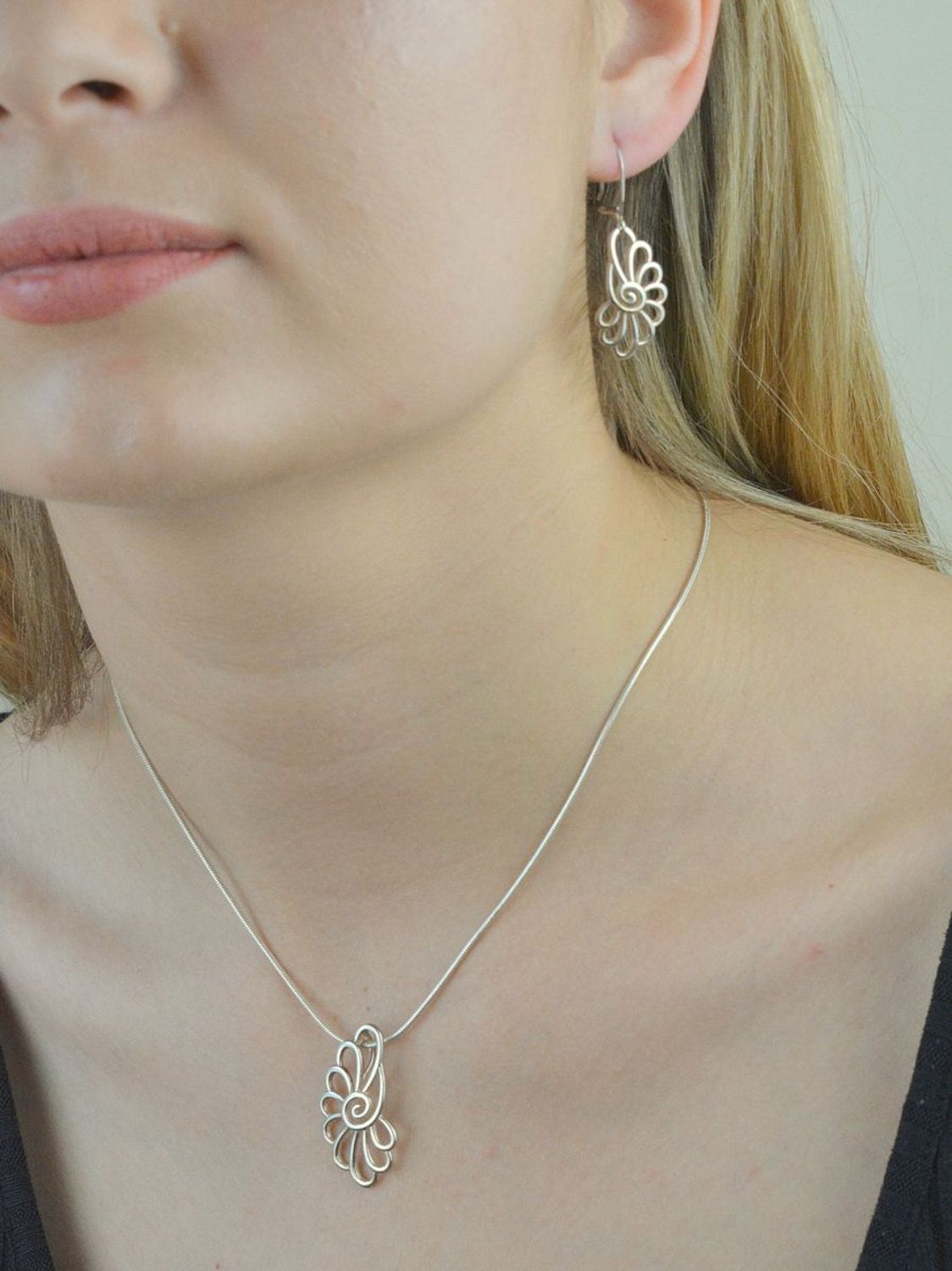 Srebrna zawieszka wzór kwiatka DIA-ZAW-6381-925. Srebrna zawieszka o wzorze kwiatka. Srebrna zawieszka duża. Srebrna zawieszka na każdą okazję. Srebrna zawieszka ide.jpg