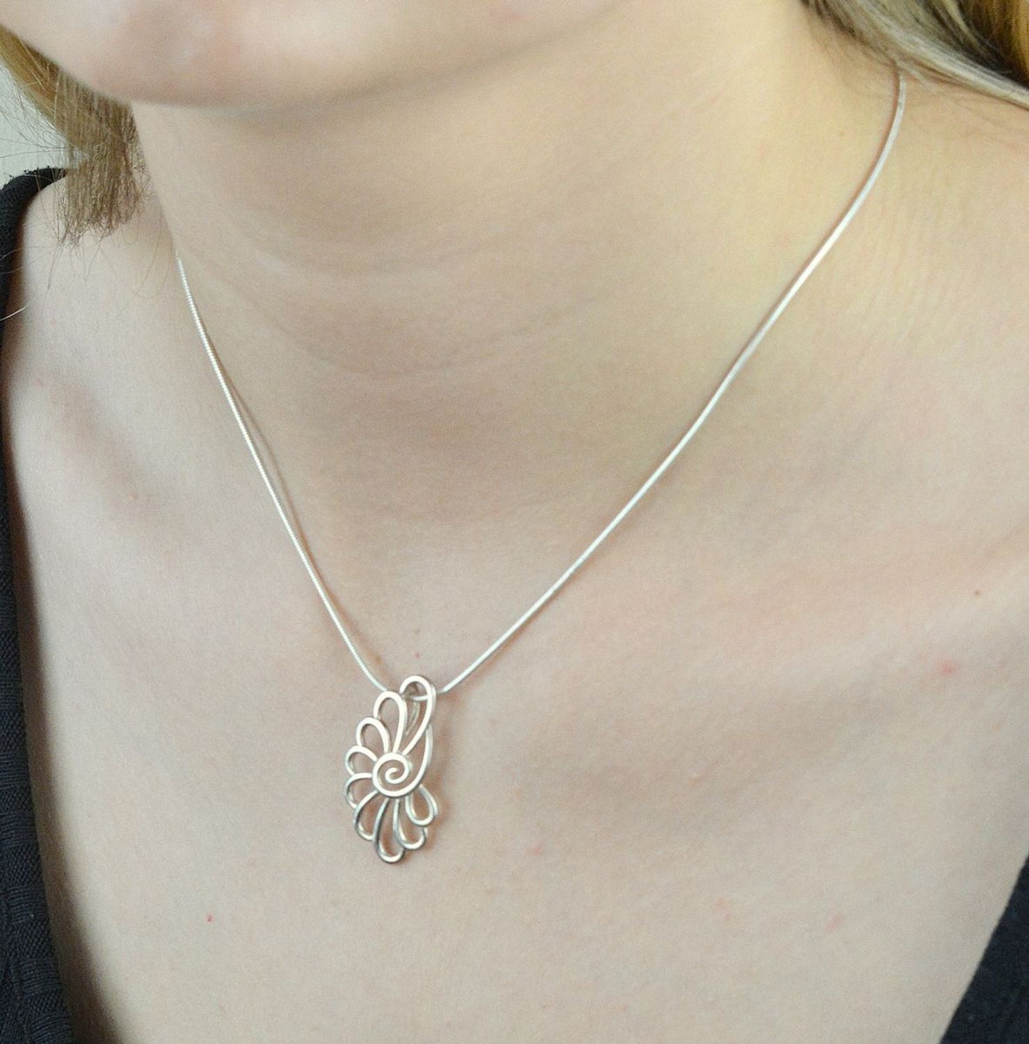 Srebrna zawieszka wzór kwiatka DIA-ZAW-6381-925. Srebrna zawieszka o wzorze kwiatka. Srebrna zawieszka duża. Srebrna zawieszka na każdą okazję. Srebrna zawieszka ide.jpg