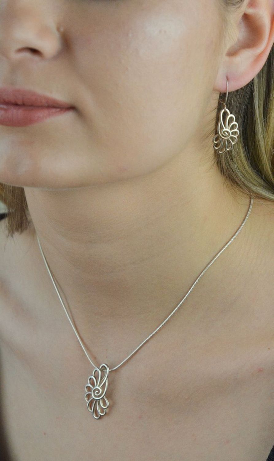 Srebrna zawieszka wzór kwiatka DIA-ZAW-6381-925. Srebrna zawieszka o wzorze kwiatka. Srebrna zawieszka duża. Srebrna zawieszka na każdą okazję. Srebrna zawieszka ide.jpg