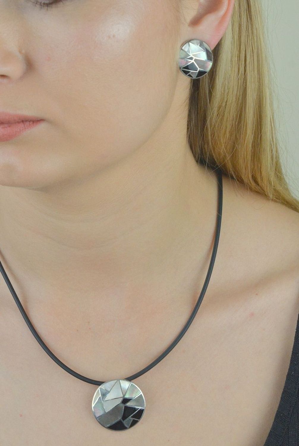 Zawieszka srebrna z masy perłowej DIA-ZAW-6383-925.Srebrna zawieszka z masy perłowej. Srebrna zawieszka blaszka. Srebrna zawieszka okrągła. Srebrna zawieszka idealna.jpg