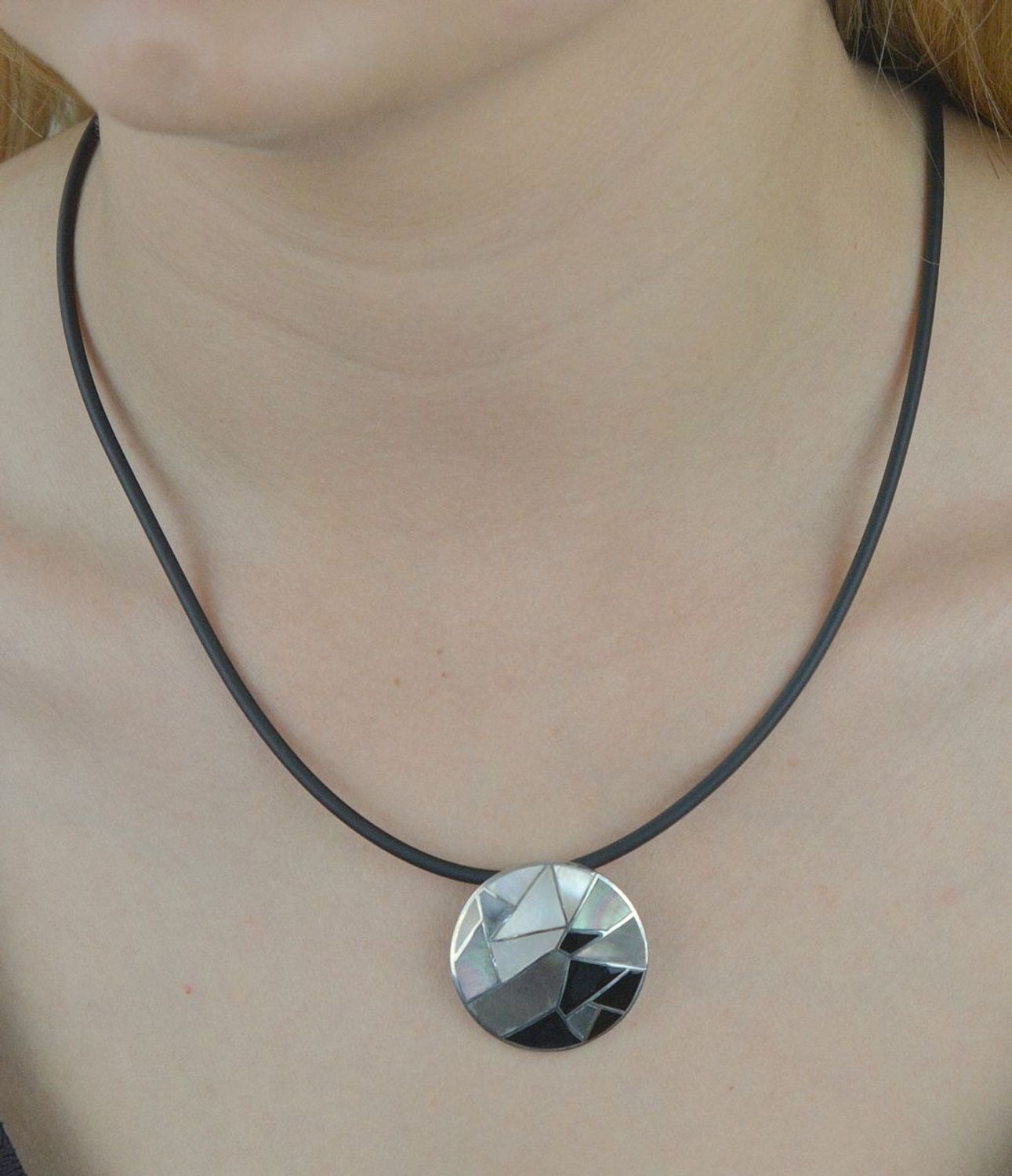 Zawieszka srebrna z masy perłowej DIA-ZAW-6383-925.Srebrna zawieszka z masy perłowej. Srebrna zawieszka blaszka. Srebrna zawieszka okrągła. Srebrna zawieszka idealna.jpg