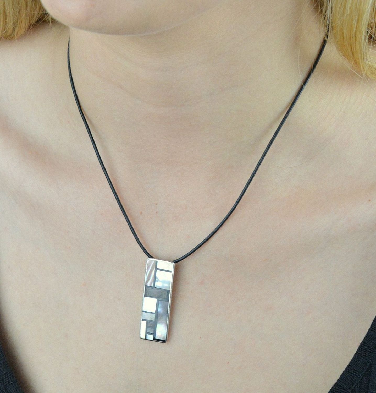 Zawieszka srebrna z kolorowej masy perłowej DIA-ZAW-6384-925. Srebrna zawieszka z masy perłowej. Srebrna zawieszka blaszka. Srebrna zawieszka prosta kolorowa. Srebrna.jpg