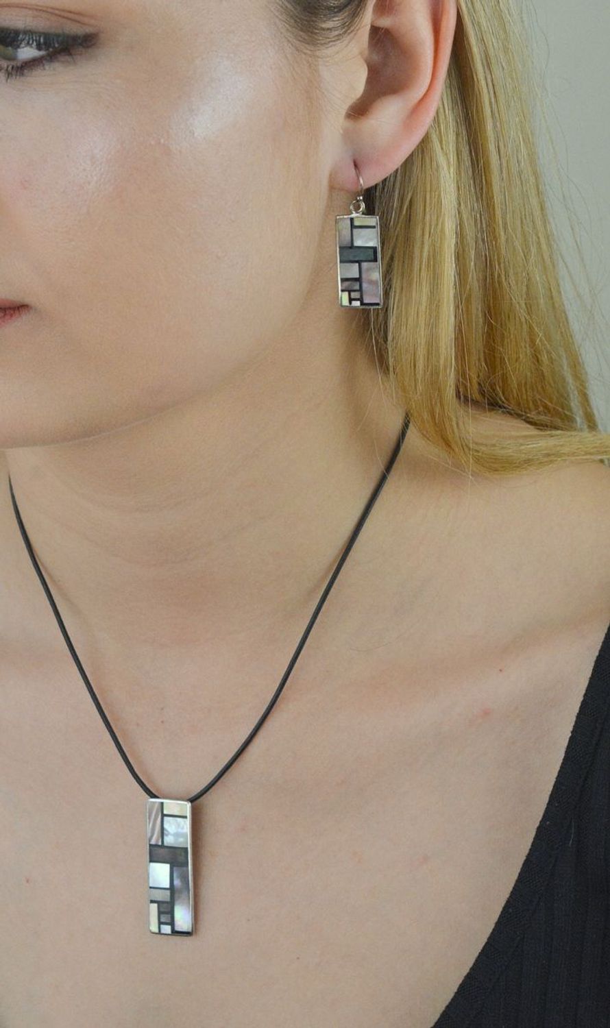 Zawieszka srebrna z kolorowej masy perłowej DIA-ZAW-6384-925. Srebrna zawieszka z masy perłowej. Srebrna zawieszka blaszka. Srebrna zawieszka prosta kolorowa. Srebrna.jpg