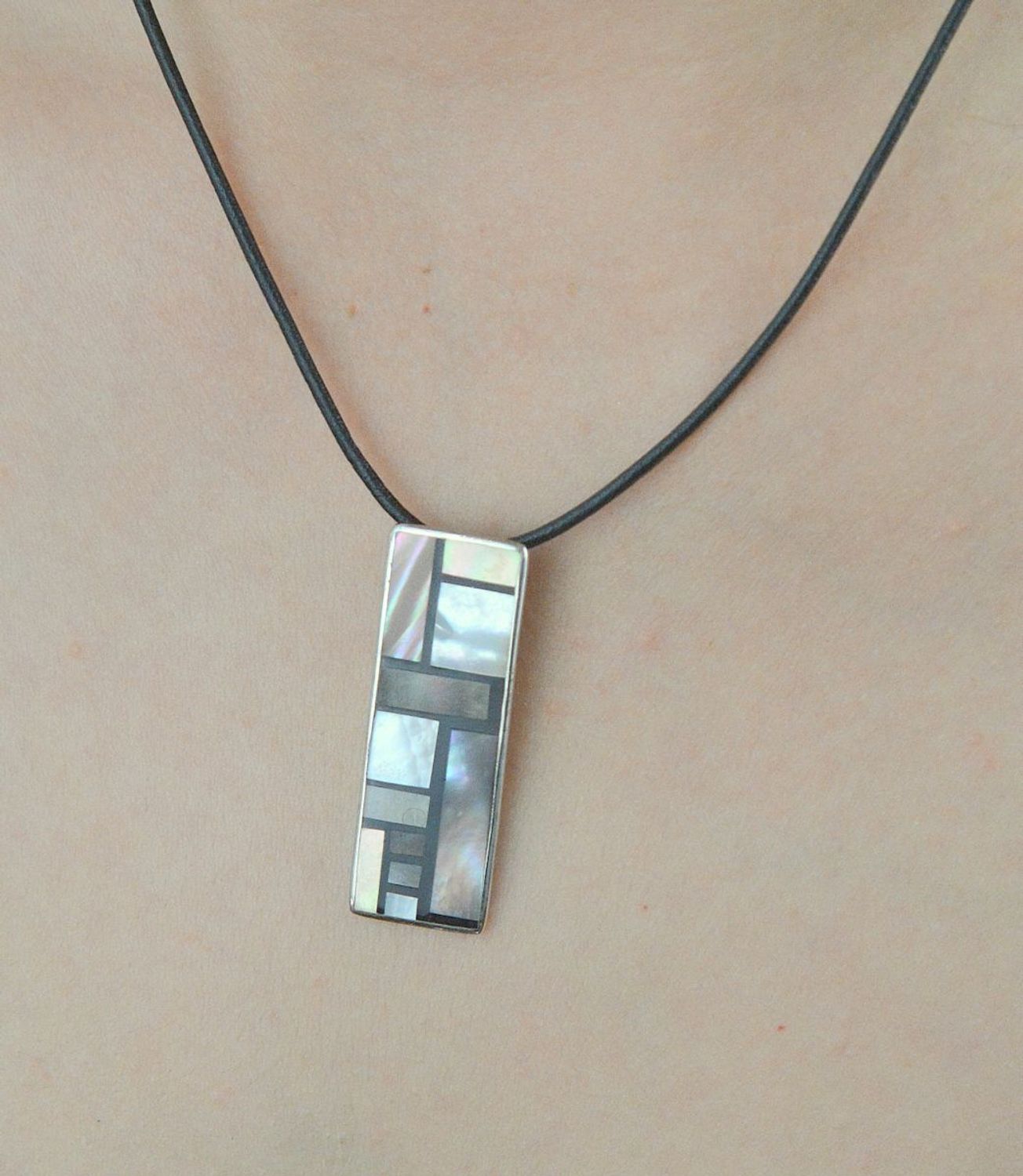 Zawieszka srebrna z kolorowej masy perłowej DIA-ZAW-6384-925. Srebrna zawieszka z masy perłowej. Srebrna zawieszka blaszka. Srebrna zawieszka prosta kolorowa. Srebrna.jpg