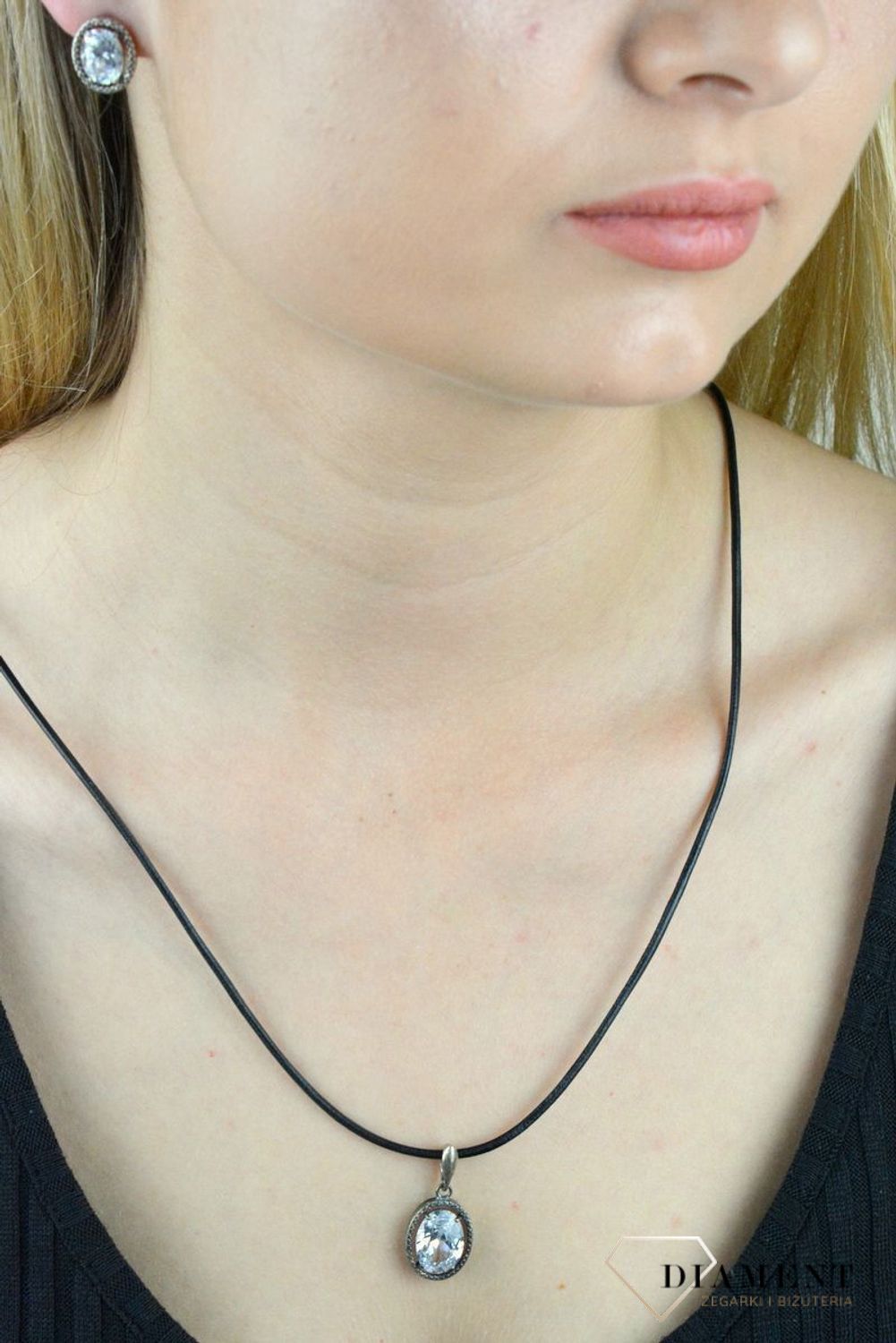 Srebrna zawieszka z dużą cyrkonią DIA-ZAW-6385-925. Srebrna zawieszka owalna. Srebrna zawieszka z dużą cyrkonią. Srebrna zawieszka na każdą okazję. Srebrna zawieszka ide.jpg