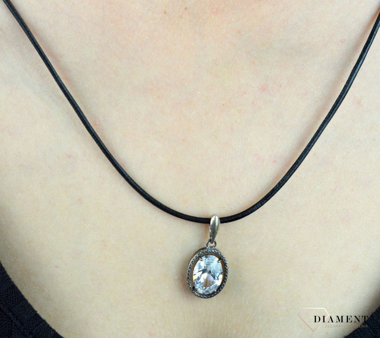 Srebrna zawieszka z dużą cyrkonią DIA-ZAW-6385-925. Srebrna zawieszka owalna. Srebrna zawieszka z dużą cyrkonią. Srebrna zawieszka na każdą okazję. Srebrna zawieszka ide.jpg