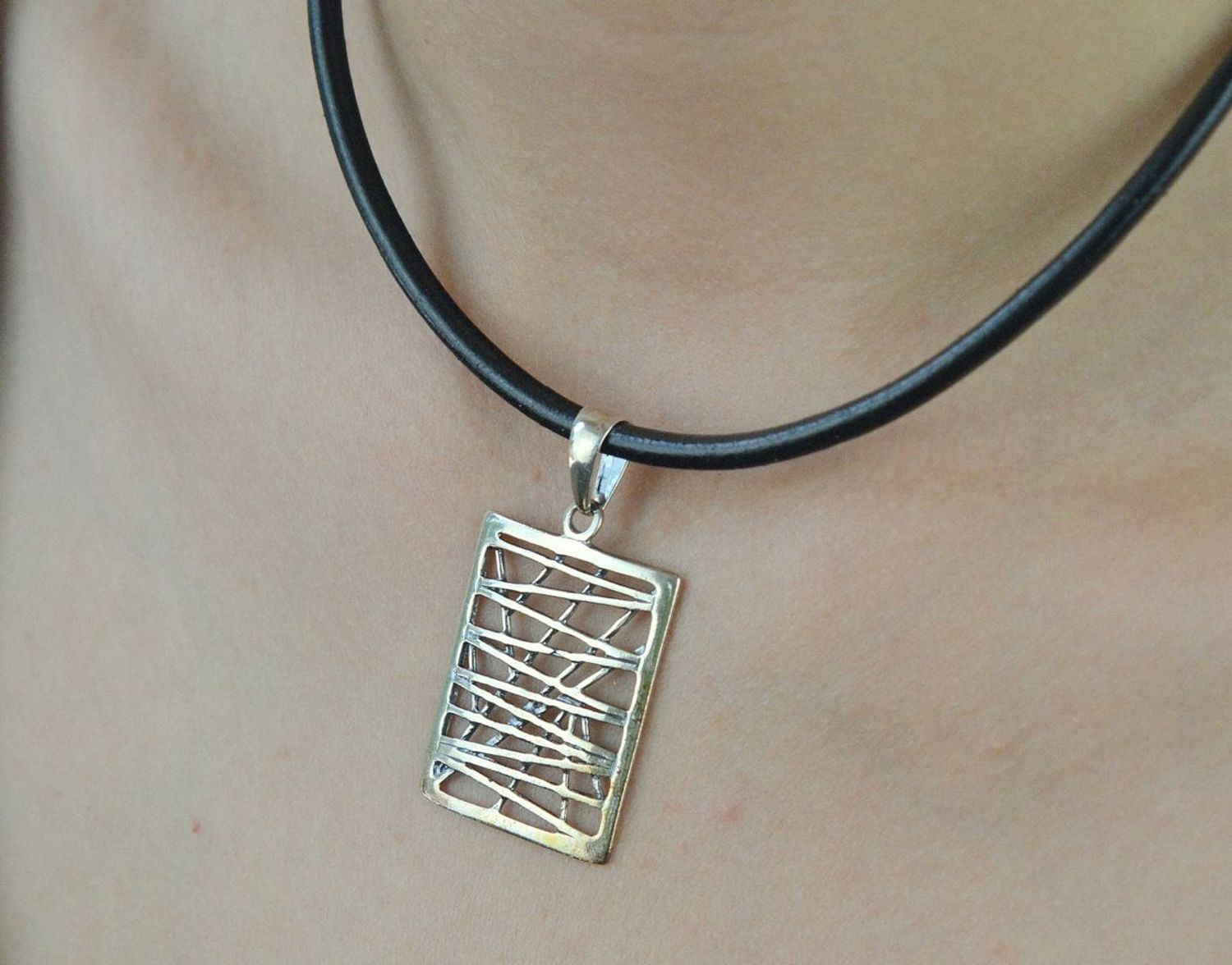 Srebrna zawieszka duża ażurowy wzór DIA-ZAW-6387-925. Srebrna zawieszka ażurowa. Srebrna zawieszka duża. Srebrna zawieszka na każdą okazję. Srebrna zawieszka idealna na prezent. Srebrna zawieszka prosta..jpg