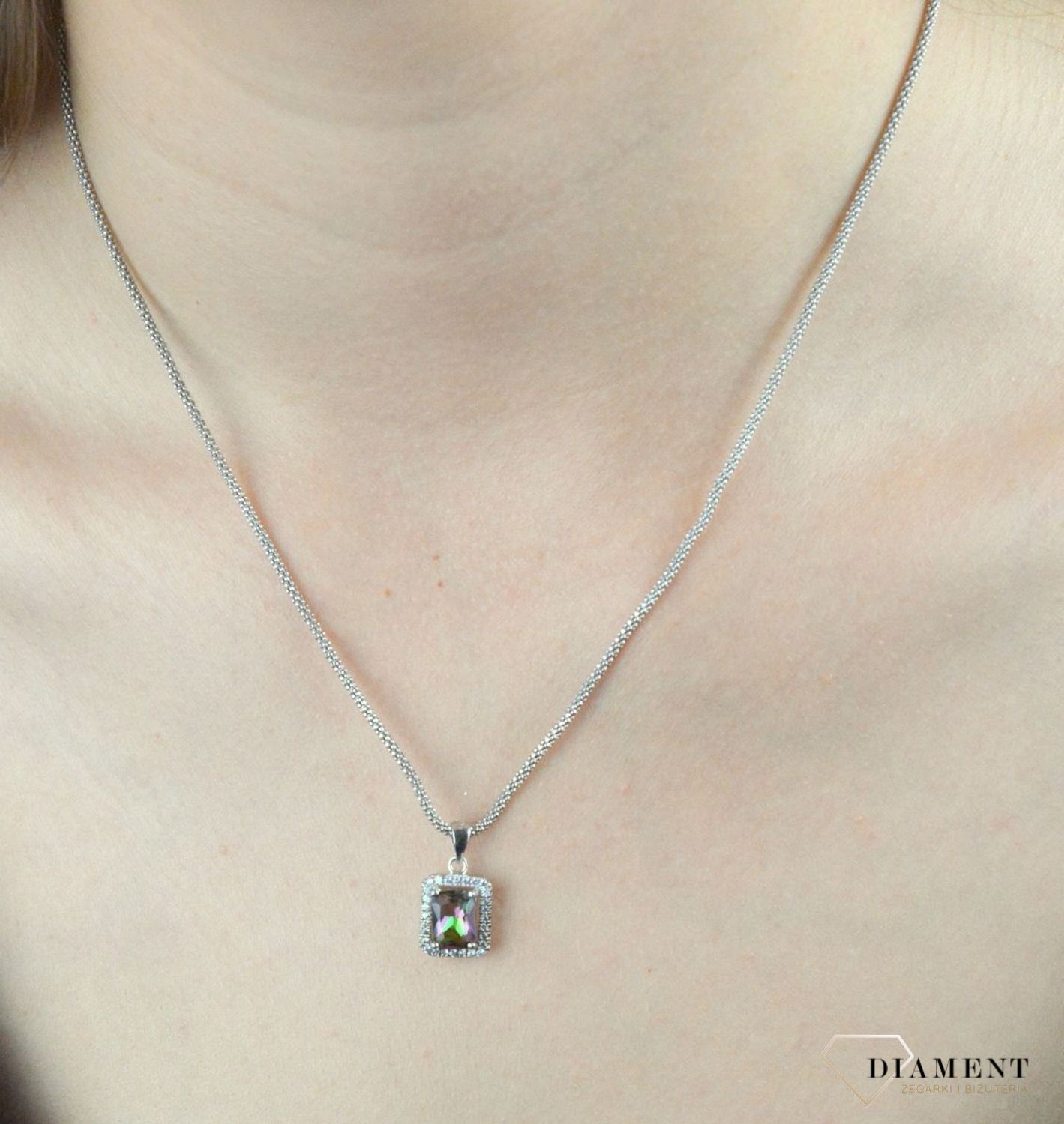 Zawieszka srebrna z cyrkoniami bogato zdobiona DIA-ZAW-6392-925. Srebrna zawieszka z cyrkoniami. Srebrna zawieszka prosta. Srebrna zawieszka kolorowa cyrkonia. Srebrna.jpg